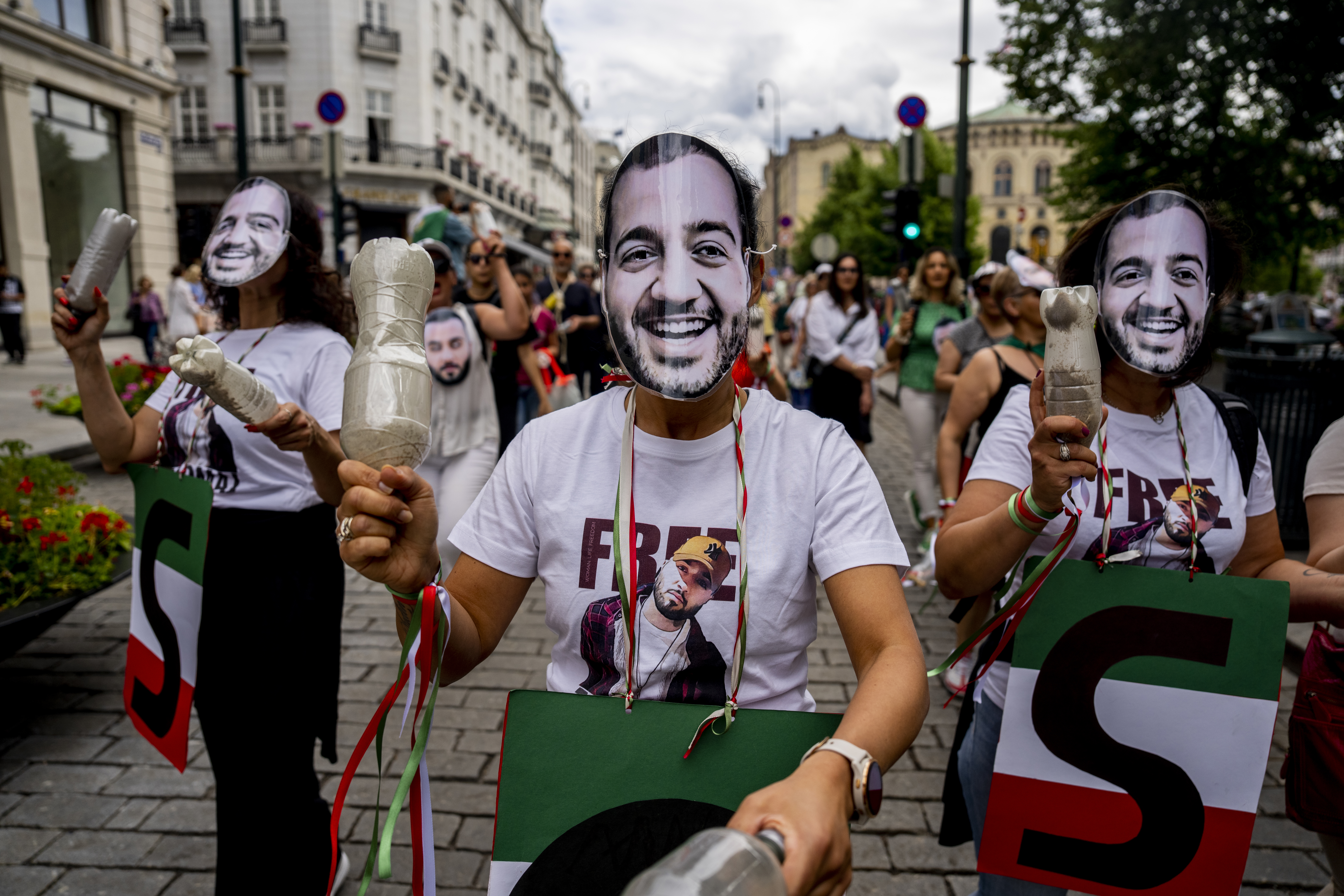Exil-iranier i Oslo visar sitt stöd för den fängslade iranske rapparen Toomaj Salehi på Oslos paradgata Karl Johan i juli i fjol. Rapparens dödsdom har hävts av Irans högsta domstol. Foto: Javad Parsa/AP/TT