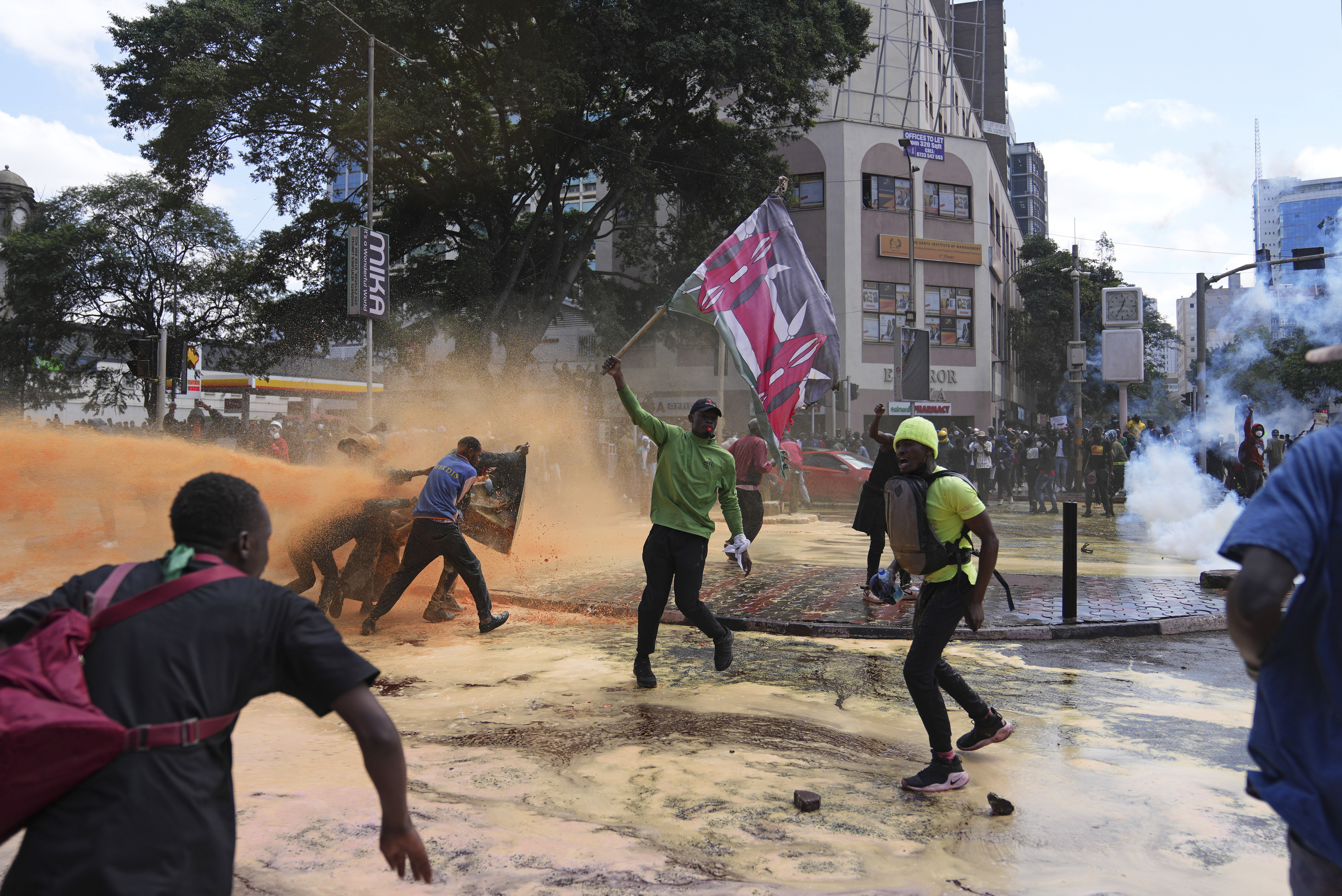 Polisen skingrar demonstrerande med vattenkanoner under tisdagens protester. Foto: Brian Inganga/AP/TT
