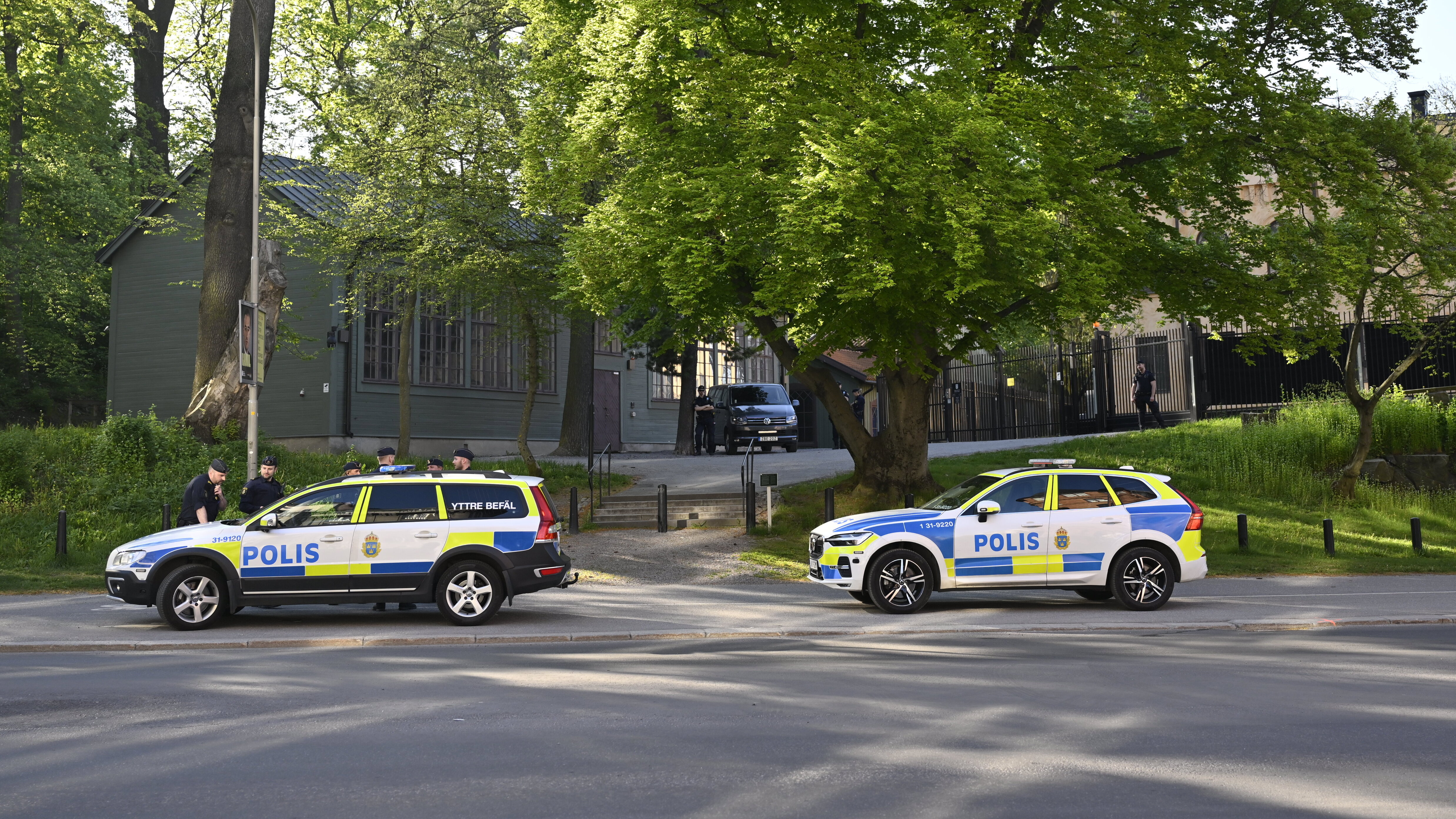 Polisbilar utanför Israels ambassad på Strandvägen efter en skottlossning i närheten den 17 maj. Natten före greps den nu dömde pojken beväpnad i en taxi på väg till ambassaden. Arkivbild. Foto: Henrik Montgomery/TT
