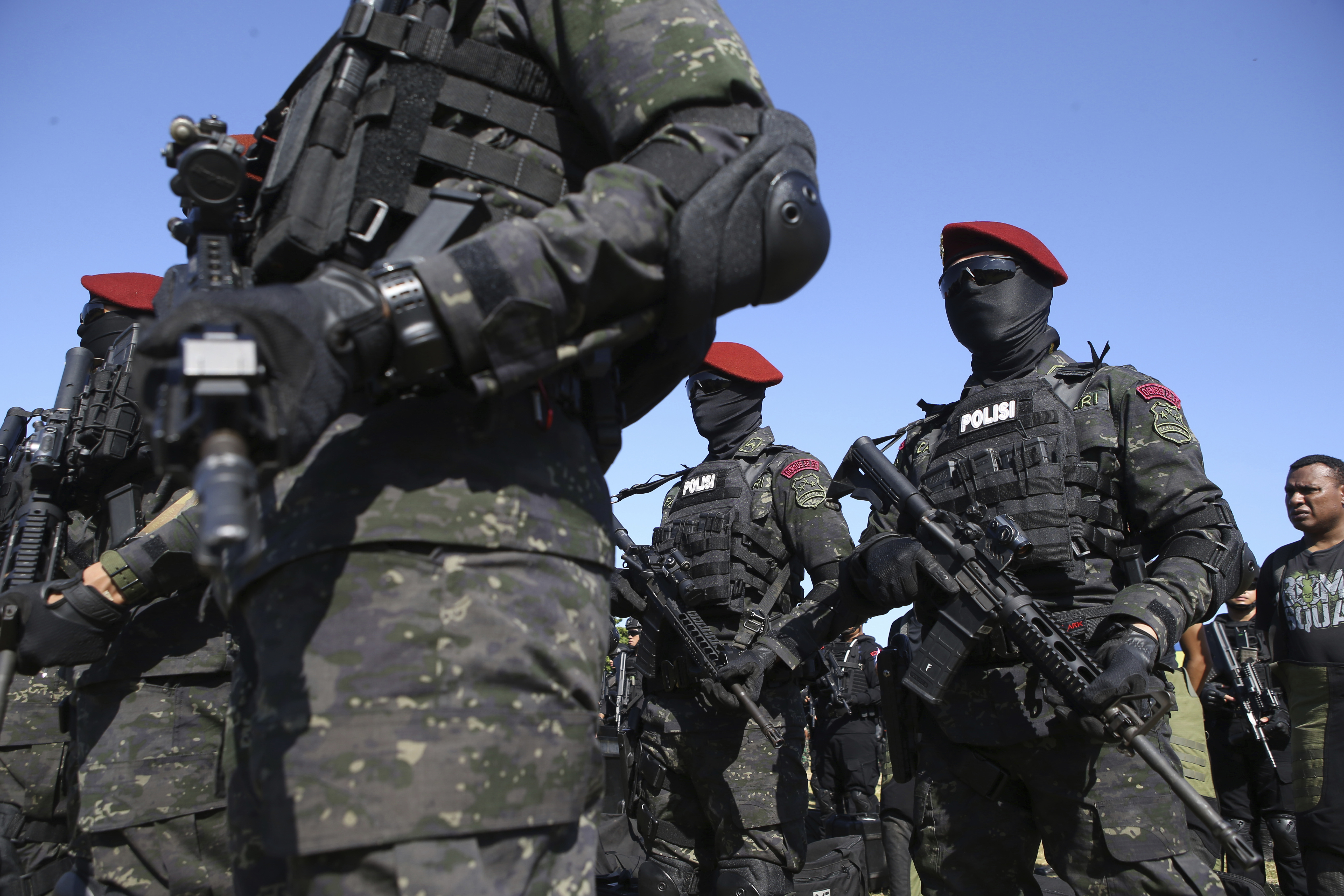 Poliser i Balis huvudort Denpasar i maj. Foto: Firdia Lisnawati/AP/TT