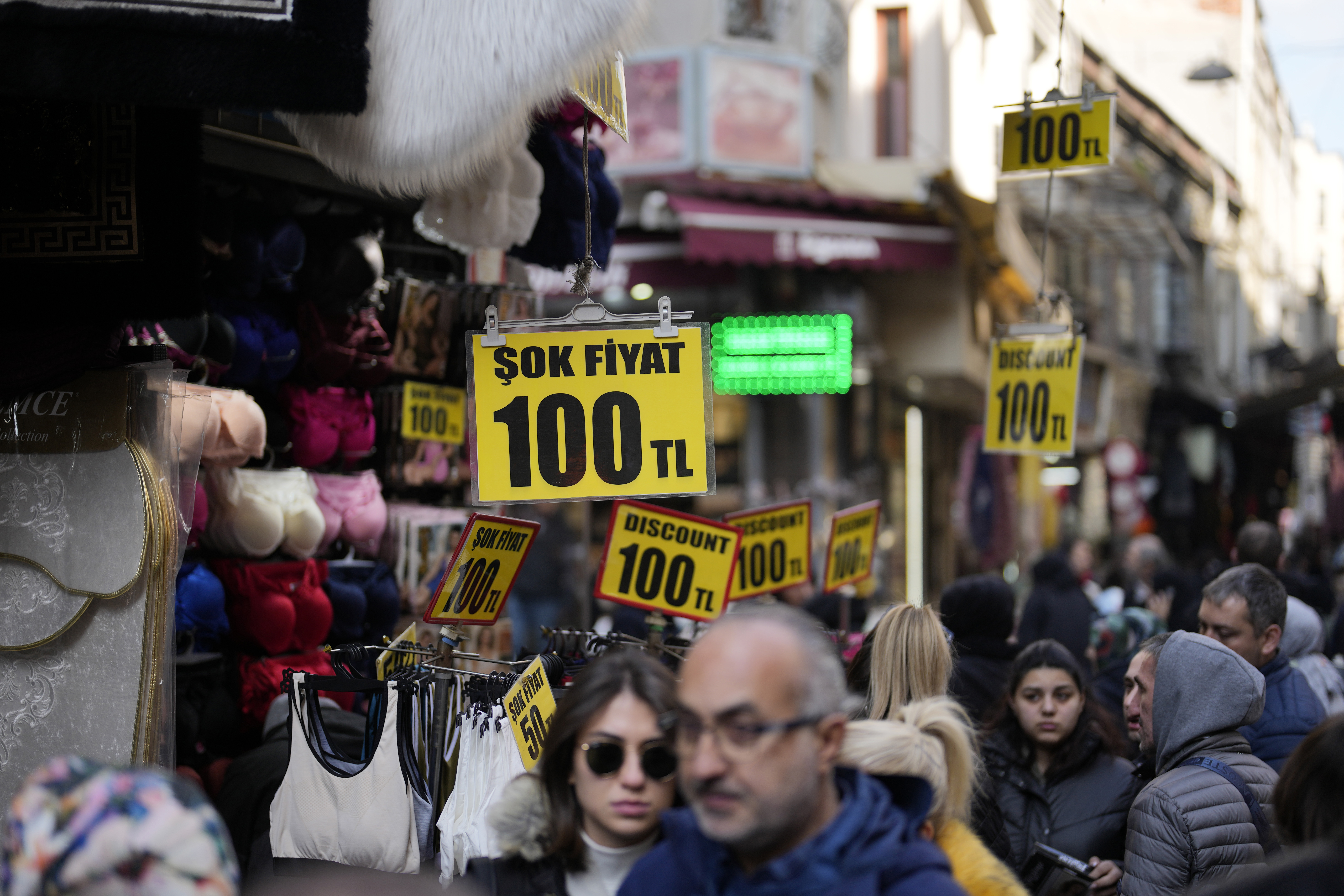 Styrräntan i Turkiet har sedan en tid legat på 50 procent för att bekämpa den ovanligt höga inflationen i landet, nyligen uppmätt till 75 procent. Arkivbild från Istanbul. Foto: Khalil Hamra/AP/TT