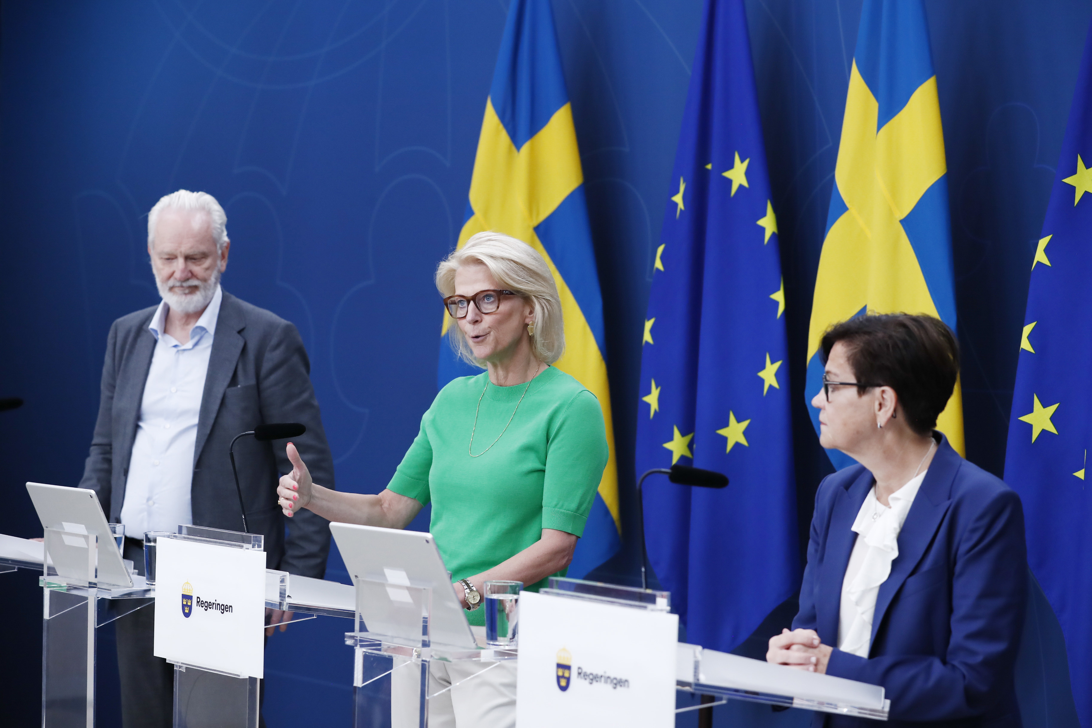 Finansminister Elisabeth Svantesson omgiven av Skatteverkets strateg Peter Sävje och generaldirektör Katrin Westling Palm. Foto: Mickan Mörk/TT
