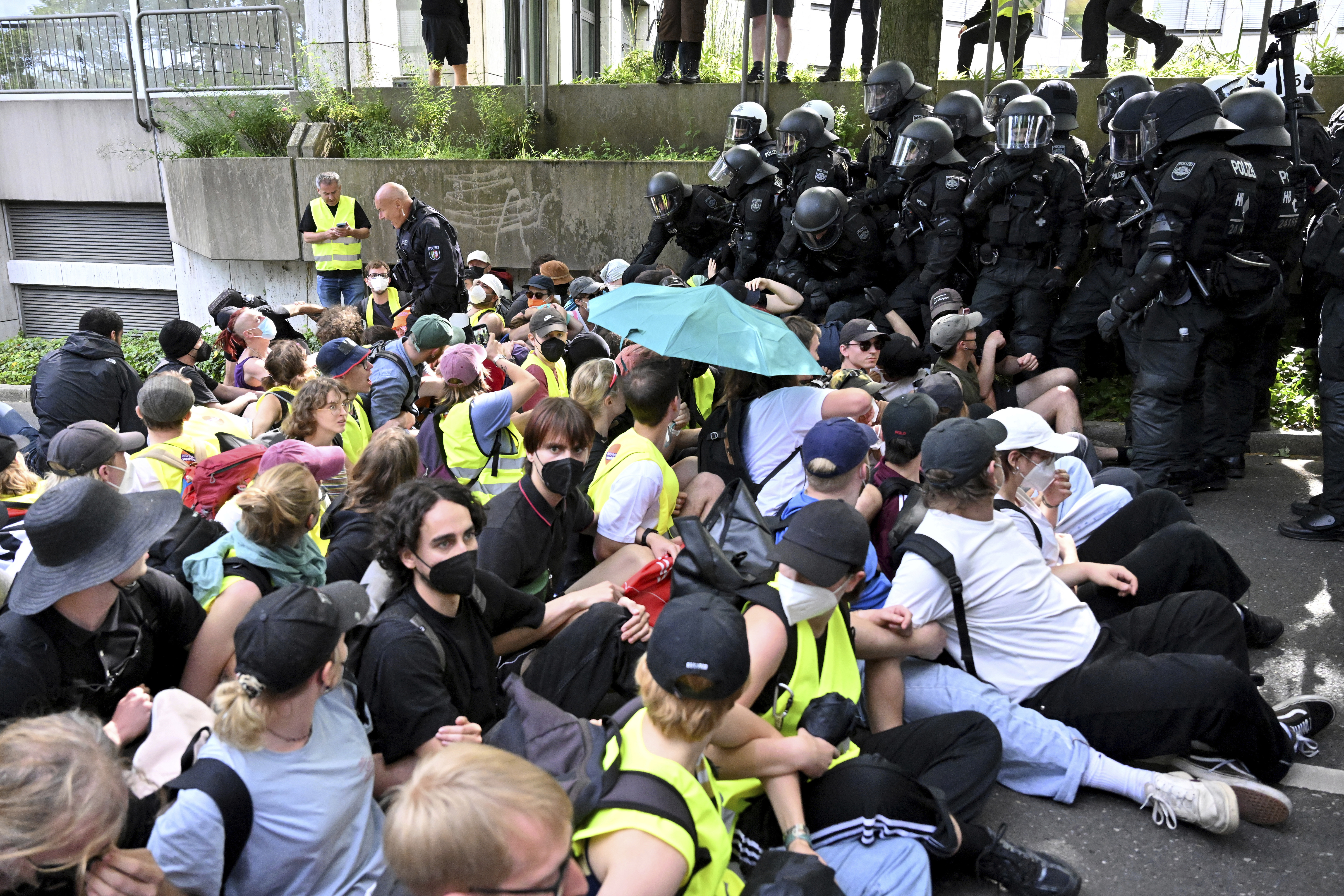 Demonstranter och polis drabbade samman under lördagen i Essen, Tyskland, i samband med AFD:s nationella partikonferens. Foto: Henning Kaiser/AP/TT