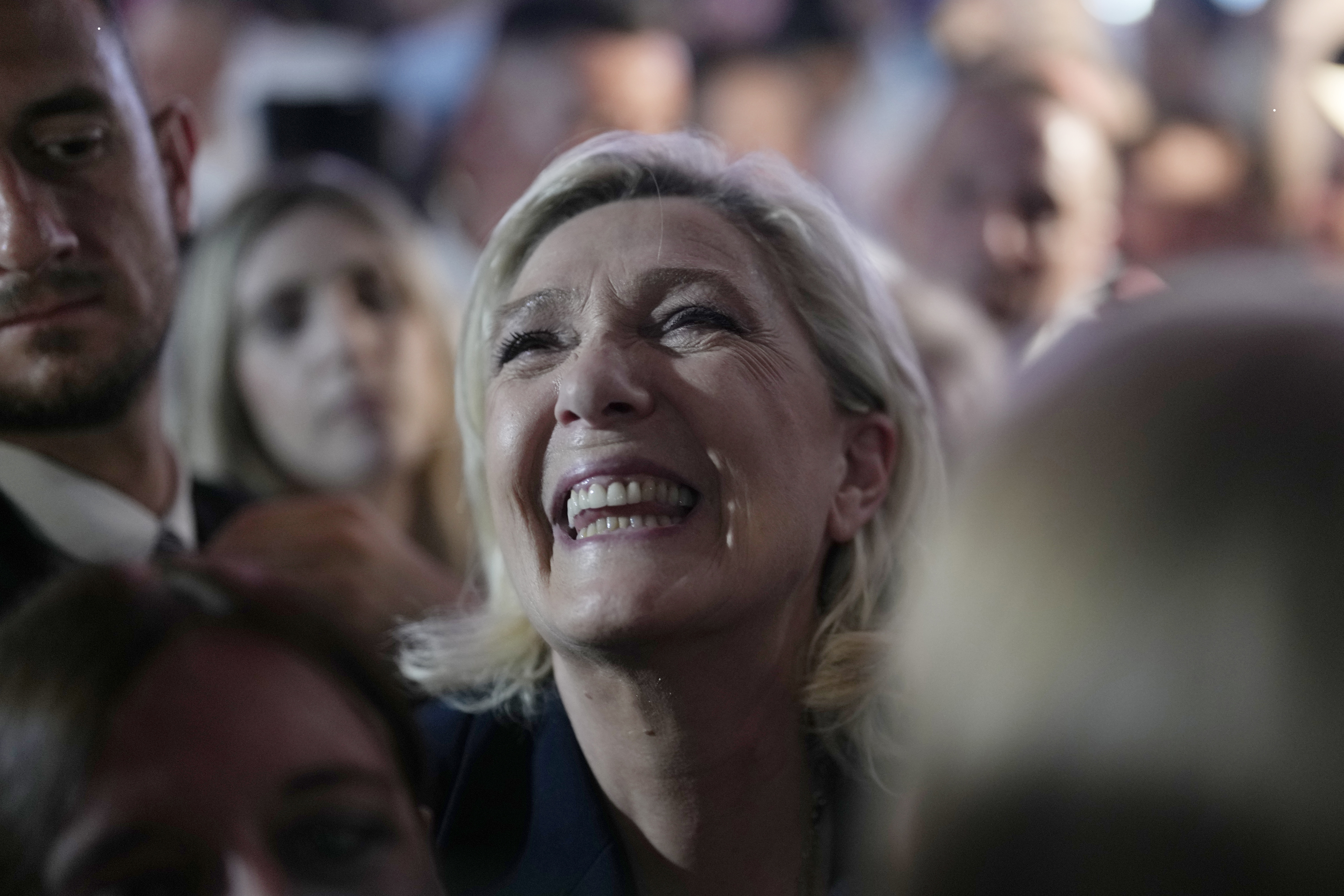 Nationalistpartiet Nationell Samling och partitoppen Marine Le Pen är den stora vinnaren efter den första omgången av parlamentsvalet i Frankrike. Foto: Thibault Camus/AP/TT