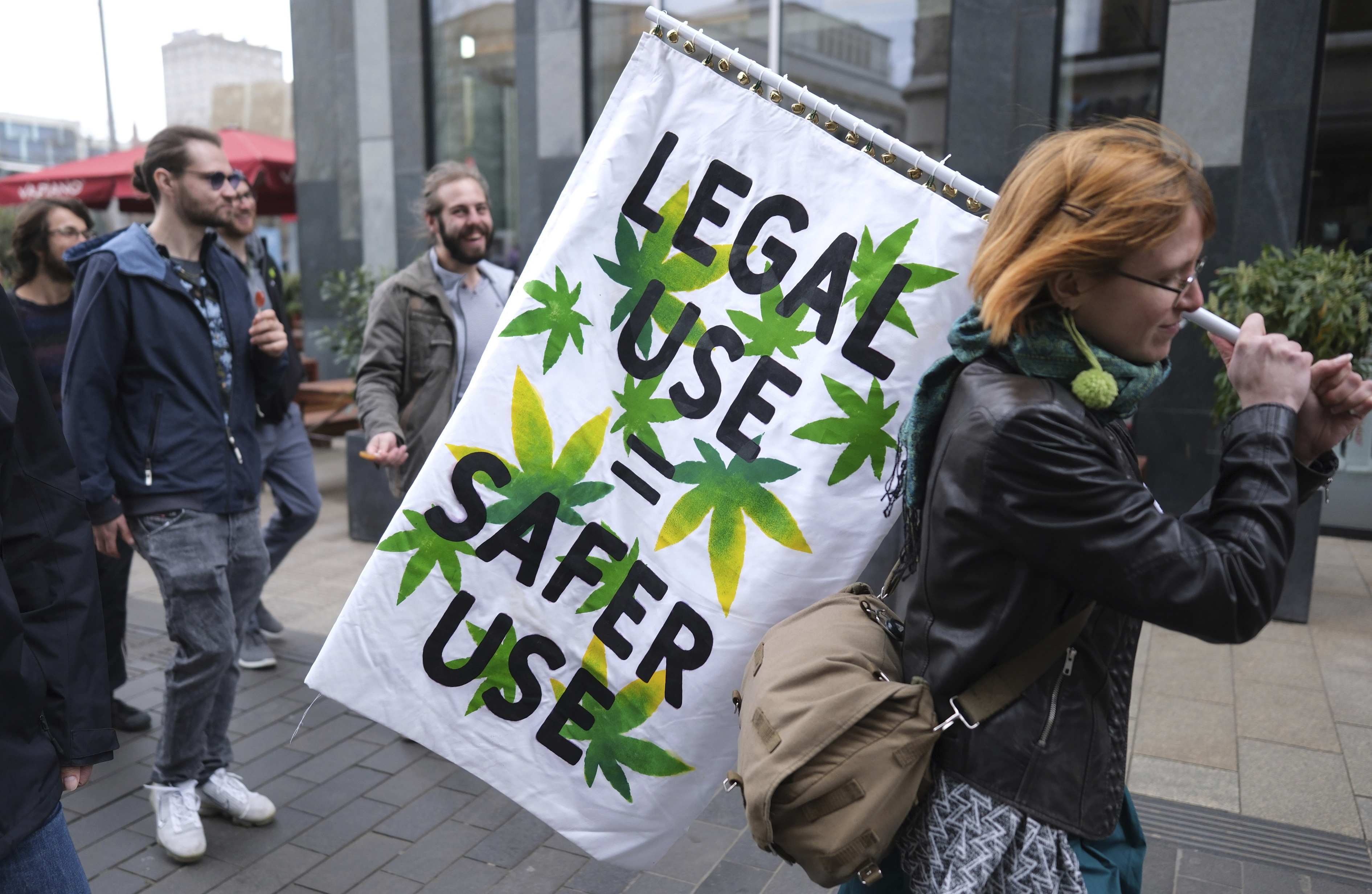 Sedan 1 juli är det lagligt att sälja cannabis på licensierade klubbar i Tyskland. Foto: Sebastian Willnow/AP/TT