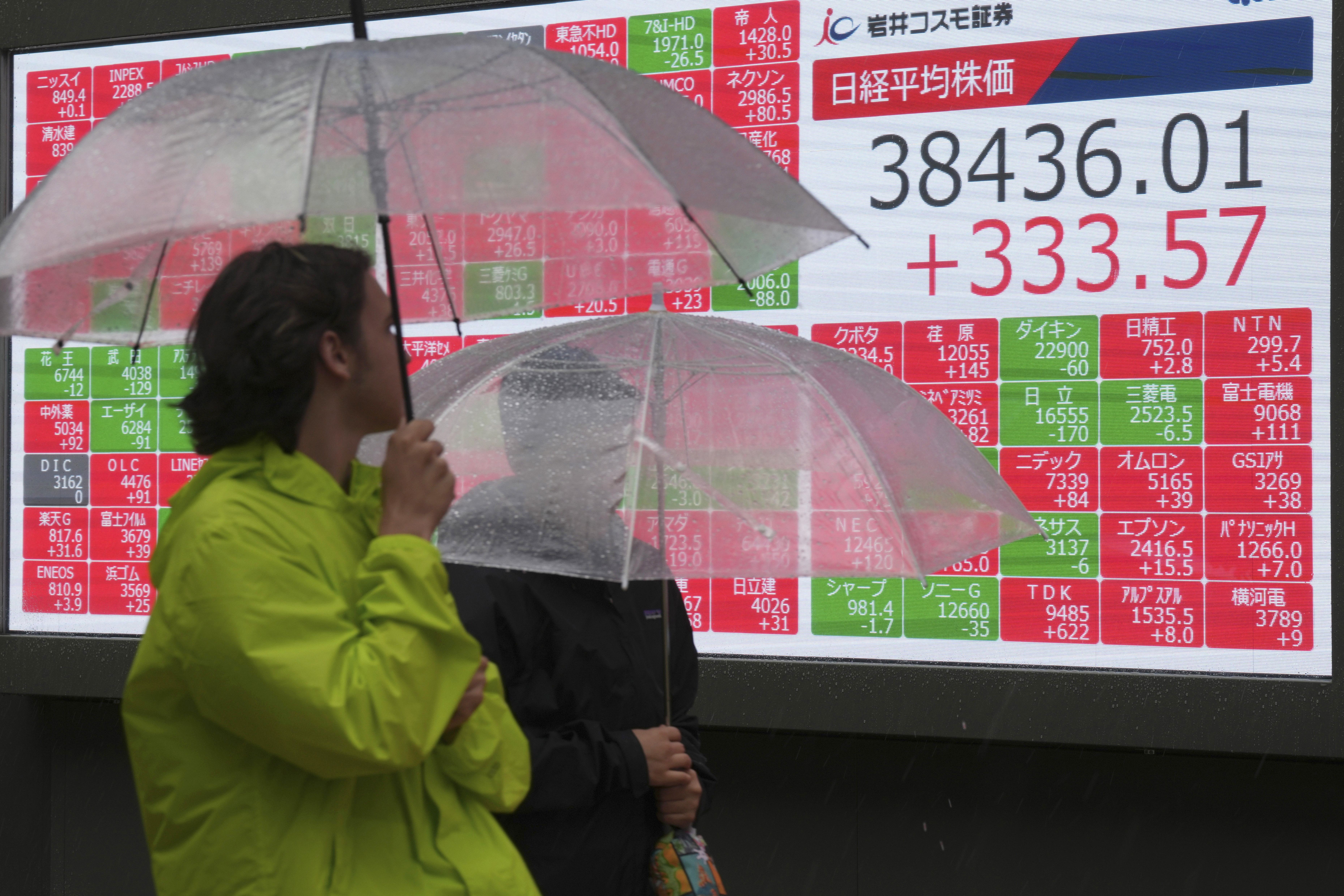 Det pekade uppåt på börserna i Tokyo i tisdagens inledande handel. Arkivbild. Foto: Eugene Hoshiko/AP/TT