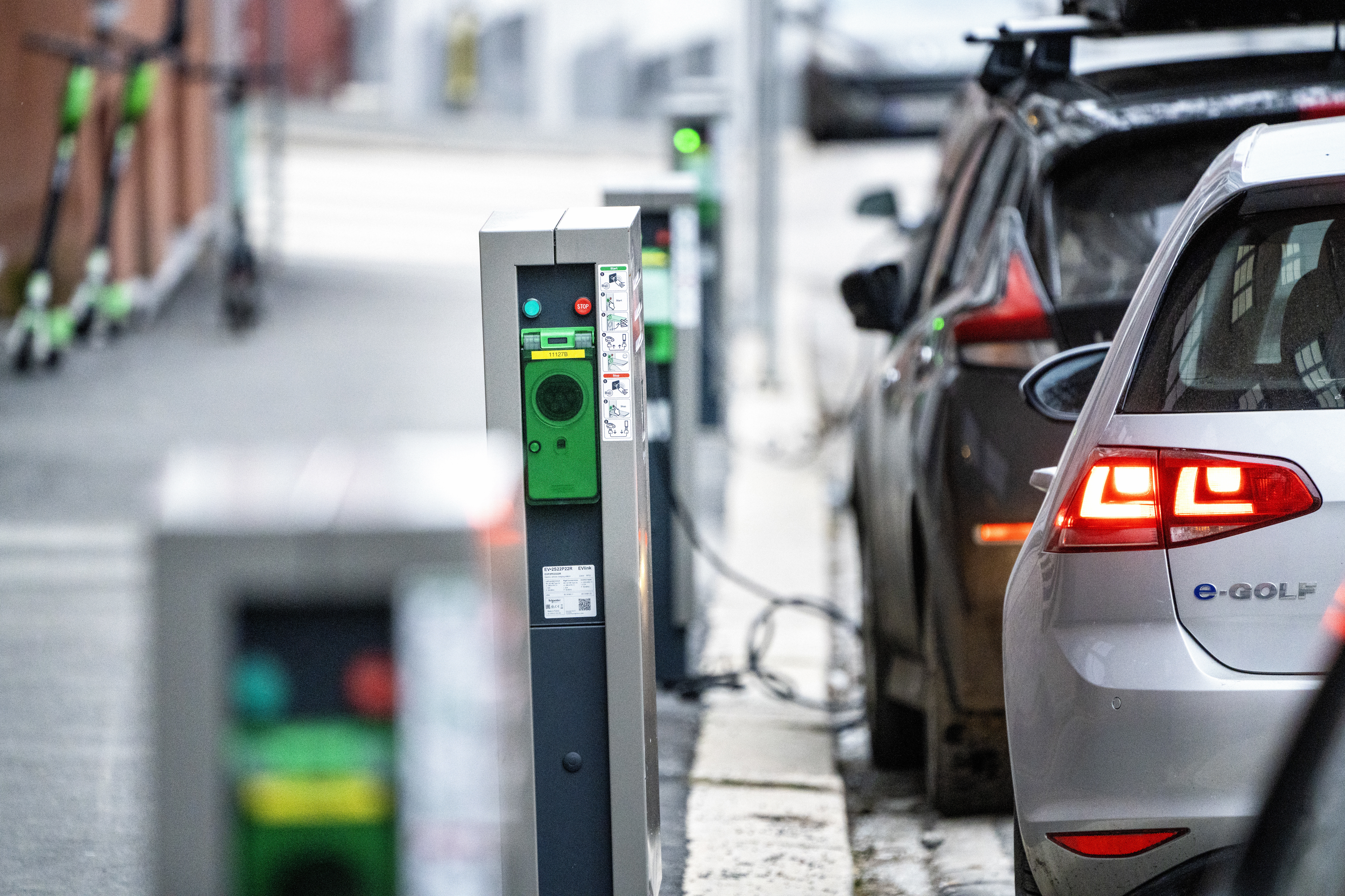 Till hösten kan antalet registrerade elbilar i Norge vara fler än bensinbilarna. Arkivbild. Foto: Gorm Kallestad/NTB/TT