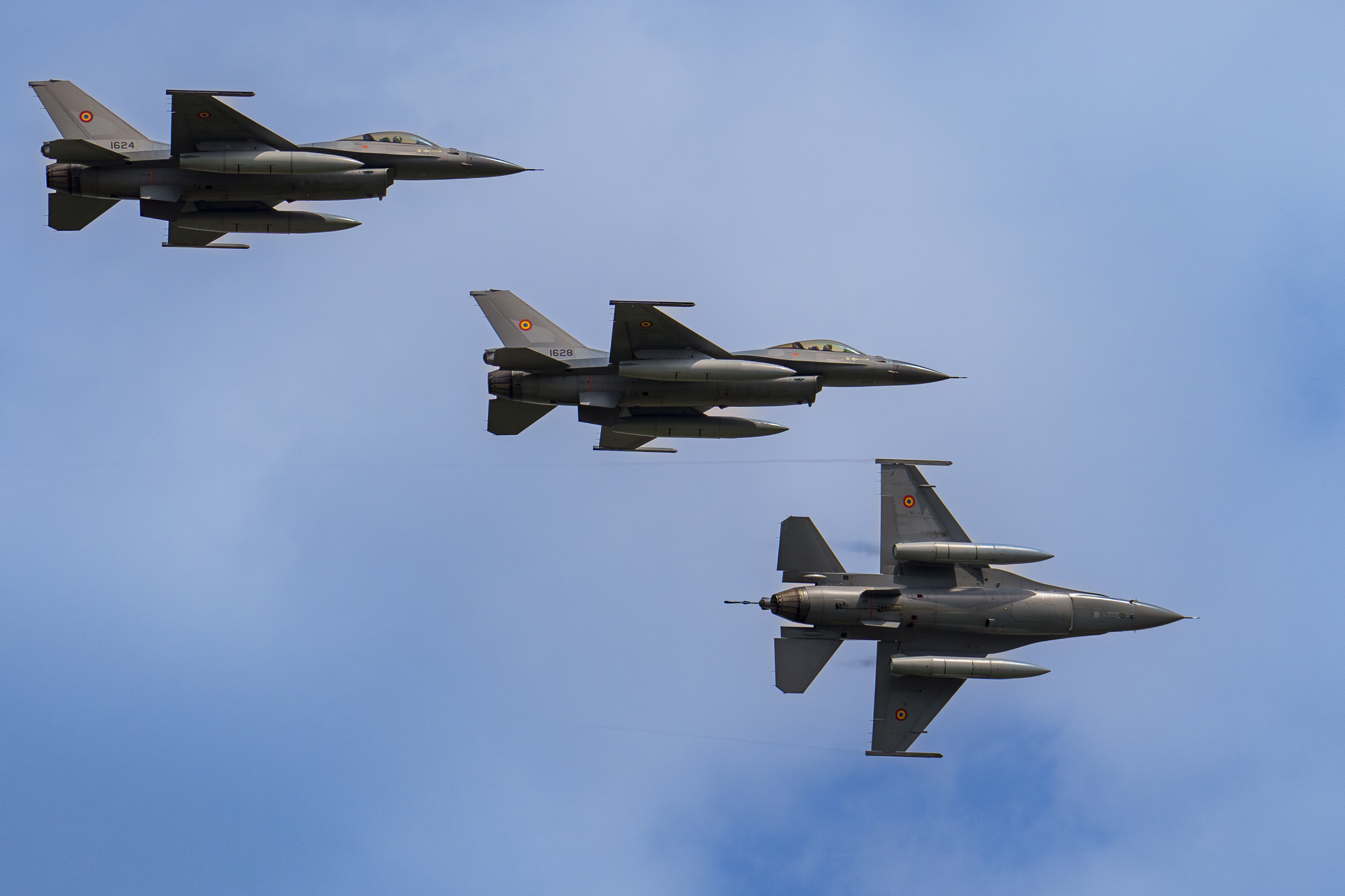 Nederländerna har gjort klart exportlicenserna för 24 stridsflygplan av typen F-16 till Ukraina och planen ska levereras snart. Bilden visar rumänska F-16 under en flyguppvisning nyligen. Foto: Vadim Ghirda/AP/TT