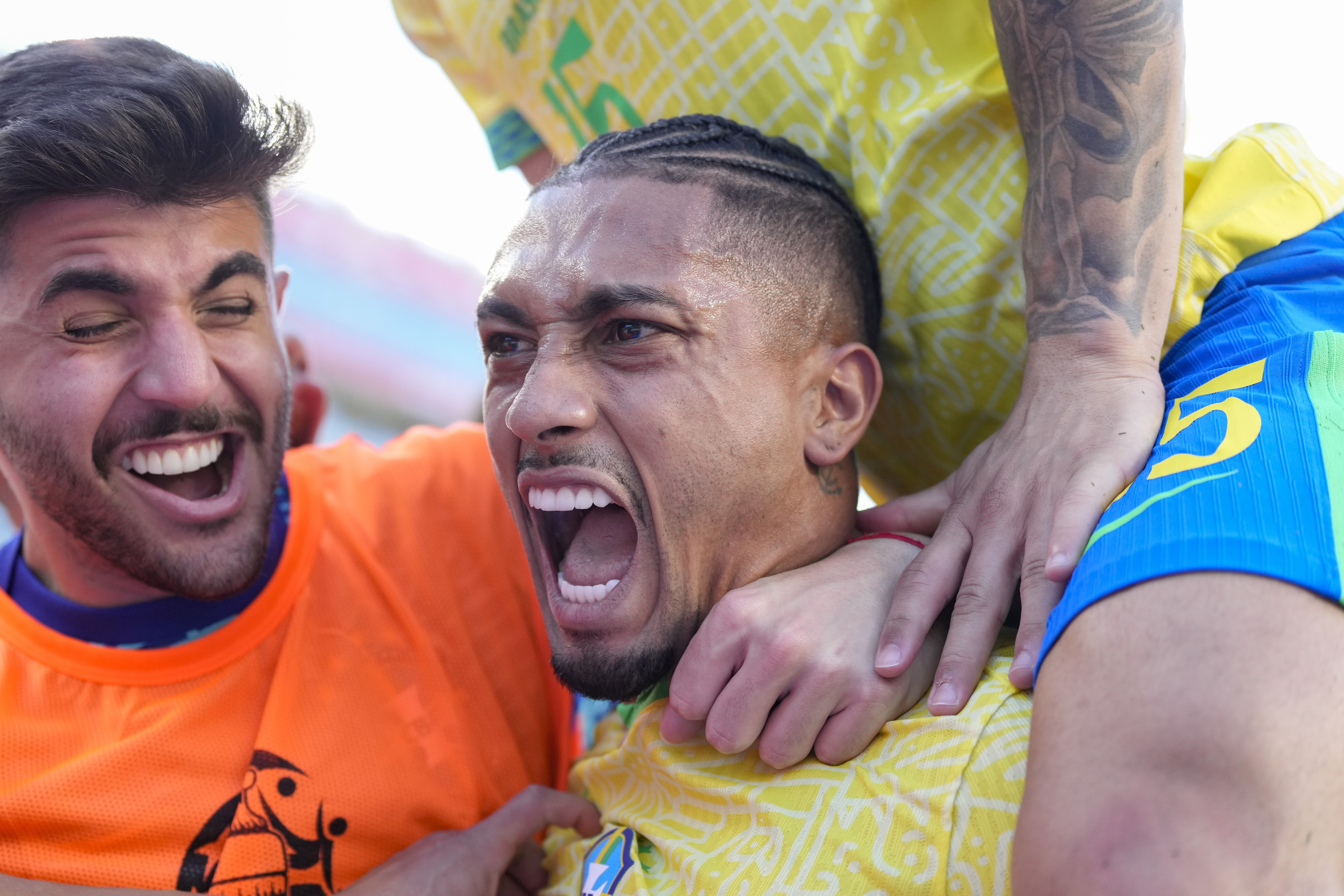 Brasiliens anfallare Raphinha firar efter sitt och Brasiliens enda mål när laget spelade oavgjort med Colombia i gruppspelet i de Sydamerikanska mästerskapen. Båda länderna går vidare till kvartsfinaler. Foto: Tony Avelar/AP/TT