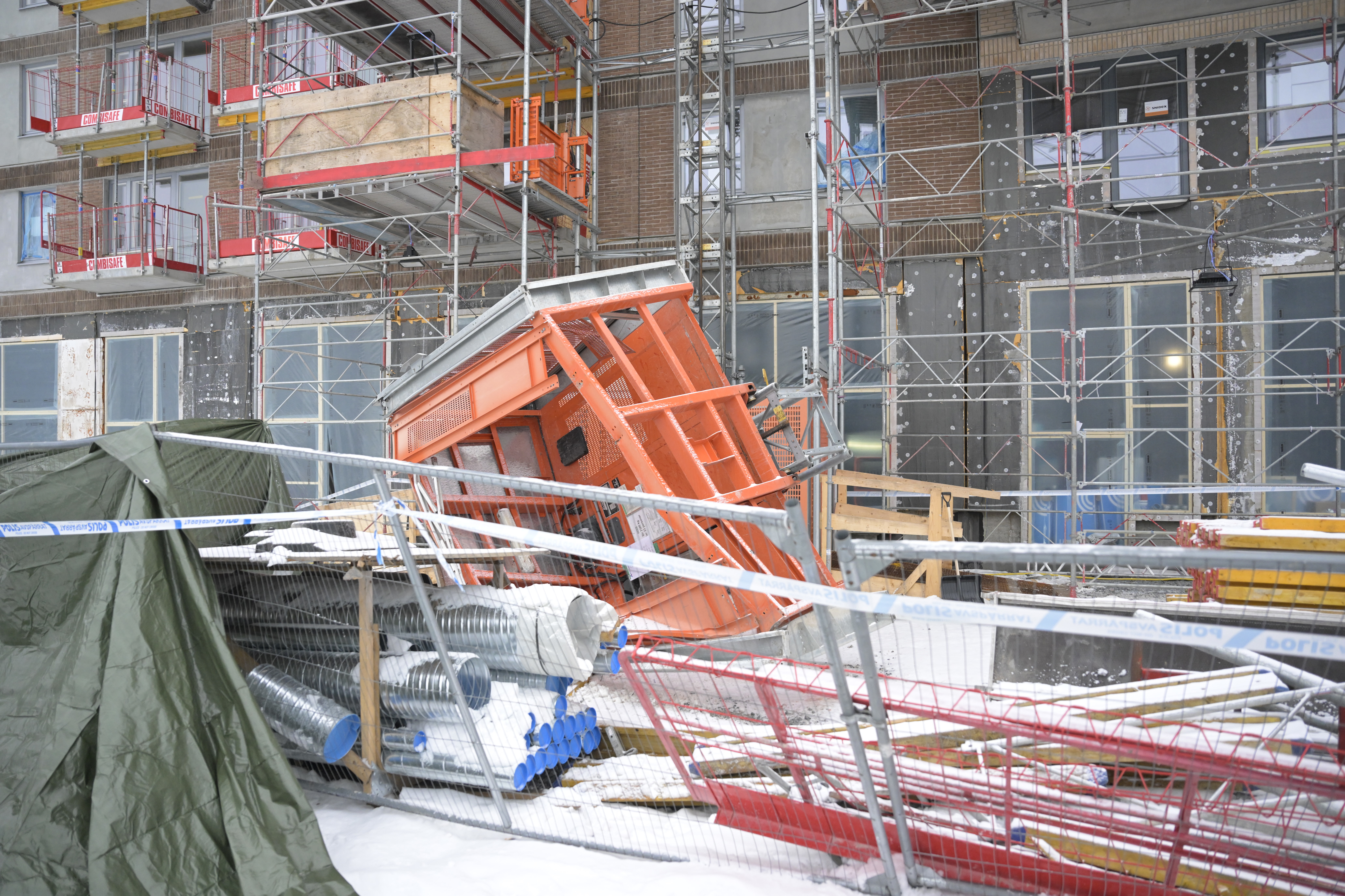 Fem personer dog när en bygghiss rasade flera meter i Sundbyberg i december förra året. Foto: Fredrik Sandberg/TT