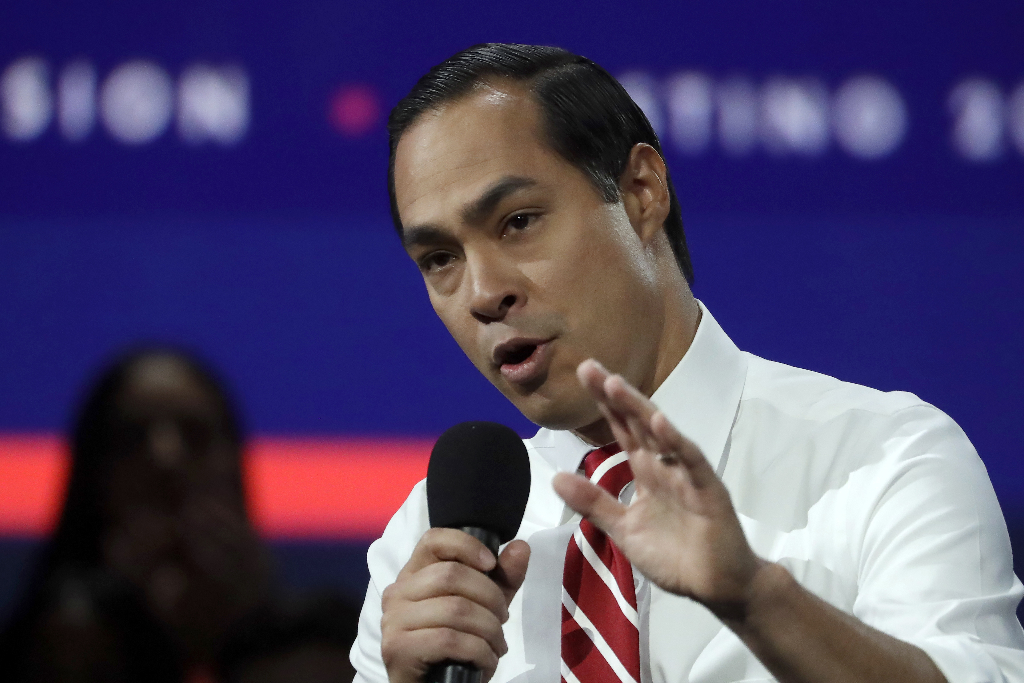 Demokraten Julián Castro, som utmanade Joe Biden om att bli Demokraternas presidentkandidat inför valet 2020, uppmanar nu presidenten att stiga åt sidan inför valet i november. Arkivbild. Foto: Chris Carlson/AP/TT