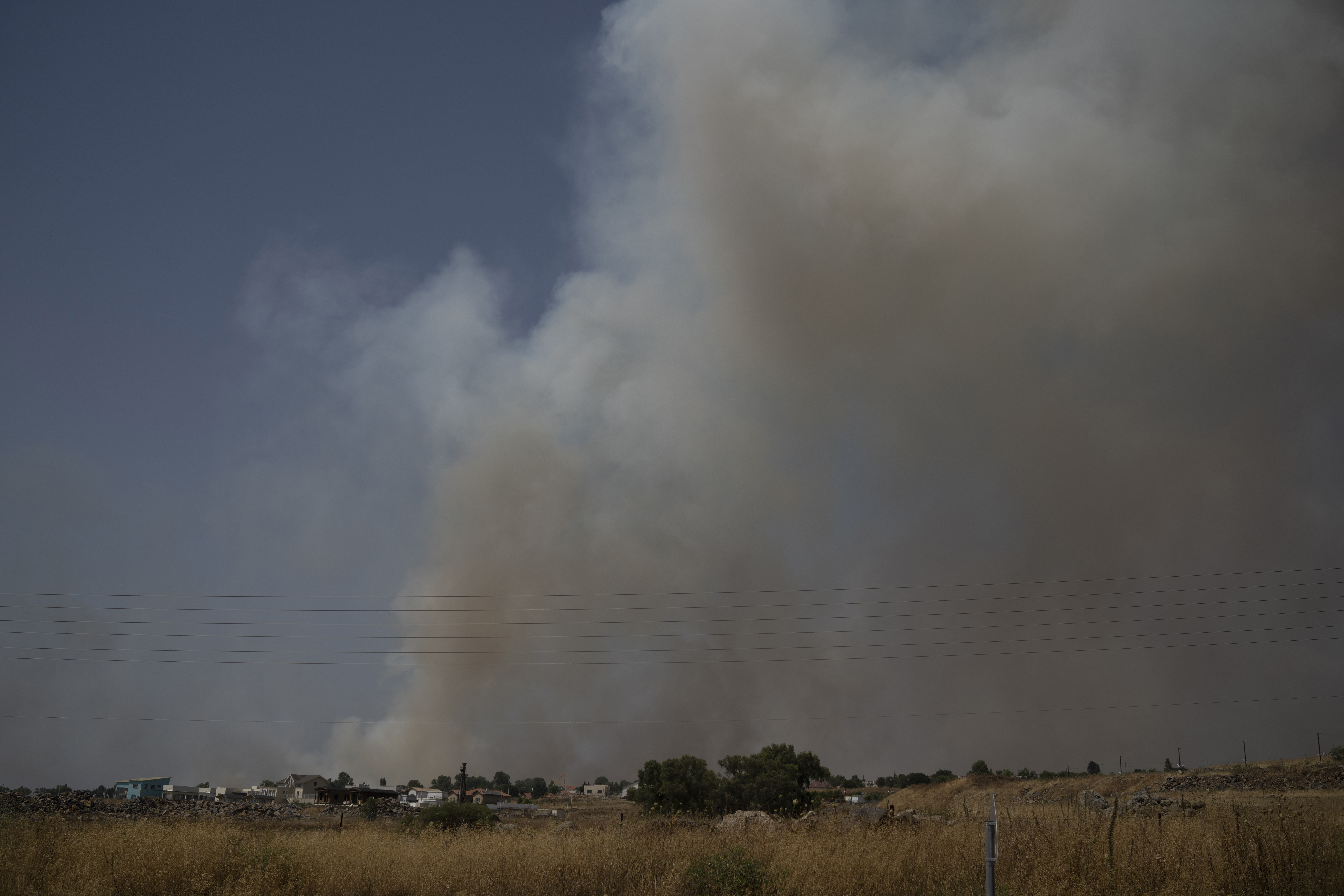 Rök stiger mot himlen efter en attack mot Israelannekterade Golanhöjderna tidigare i juni. Foto: Leo Correa/AP/TT