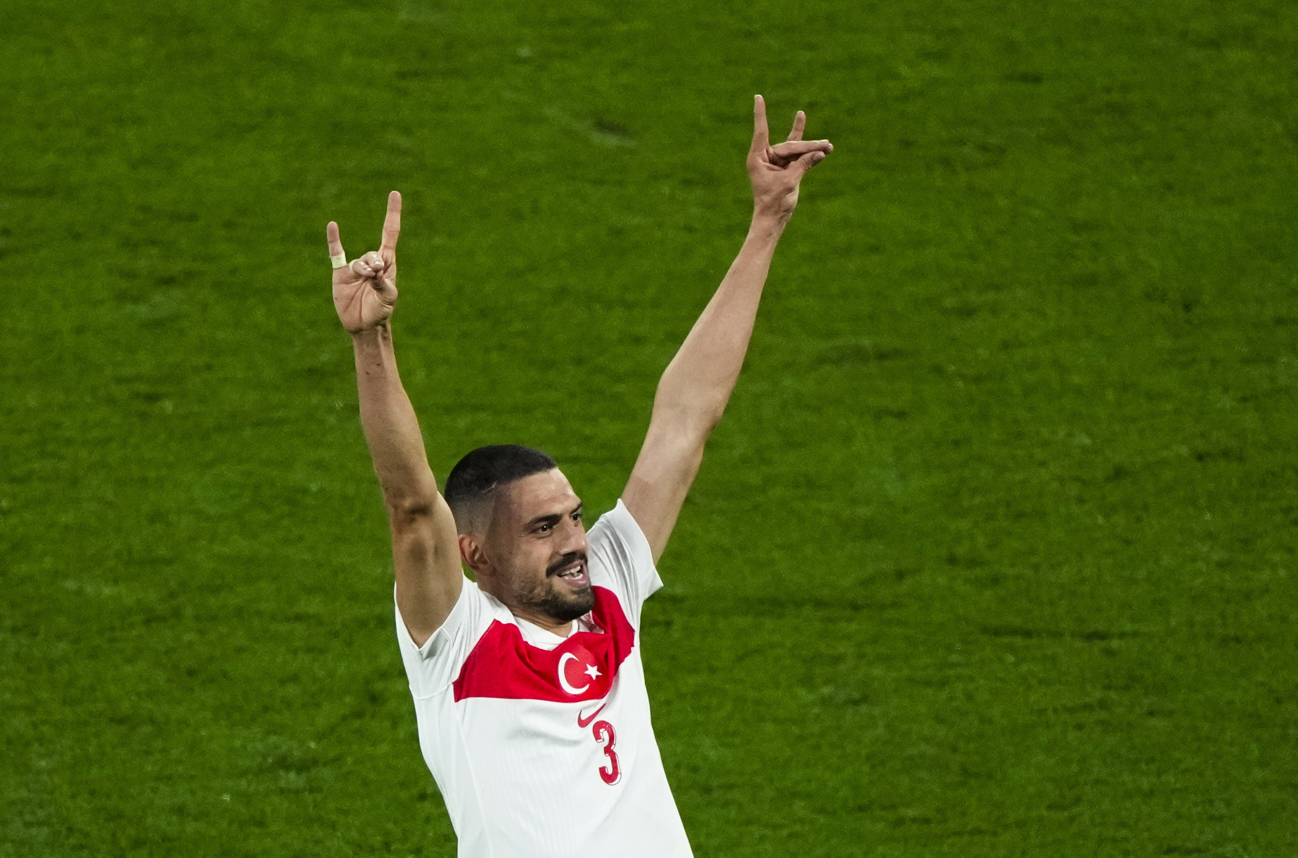 Merih Demiral gjorde den så kallade "varggesten" efter sitt matchavgörande andra mål i EM-åttondelsfinalen mot Österrike. Foto: Ebrahim Noroozi/AP/TT