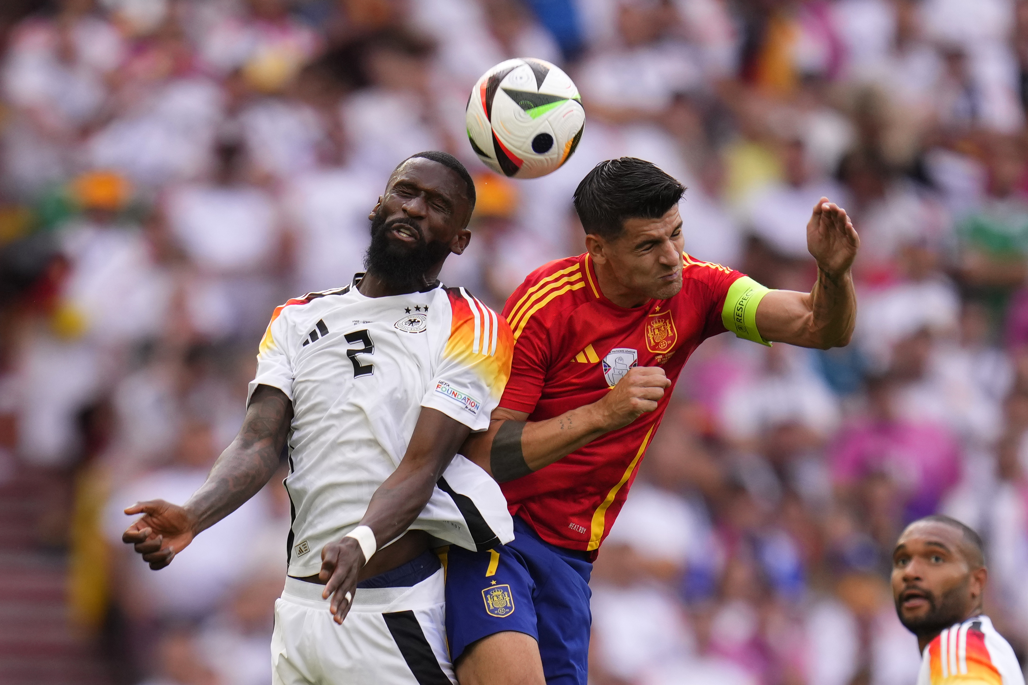 Spaniens Alvaro Morata, till höger, i en duell med Tysklands Antonio Rüdiger. Foto: Manu Fernandez/AP/TT