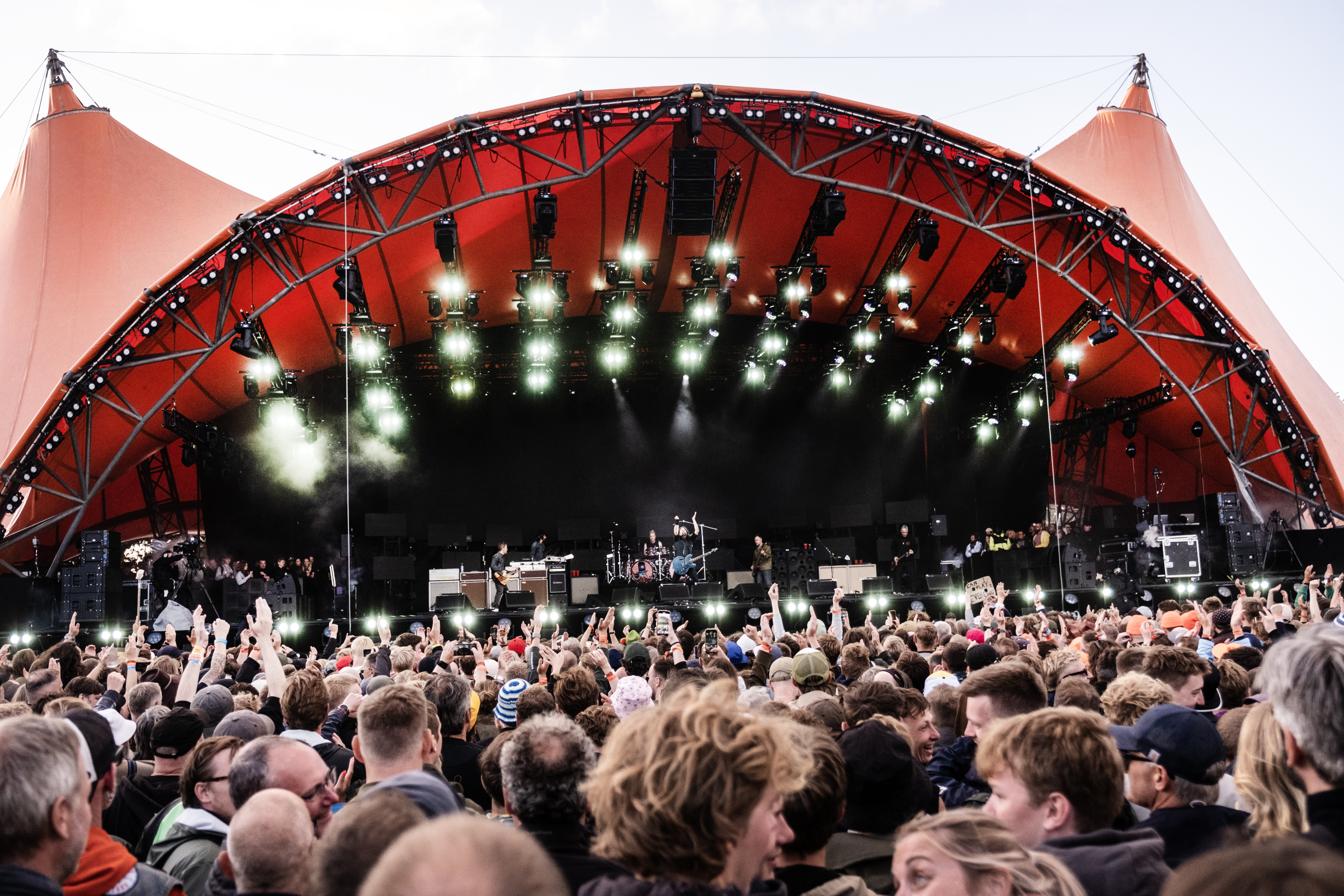Dåligt väder ser ut att bli värre på årets Roskildefestival. Bild från Foo Fighters konsert under fredagen. Foto: Helle Arensbak/Ritzau/Scanpix