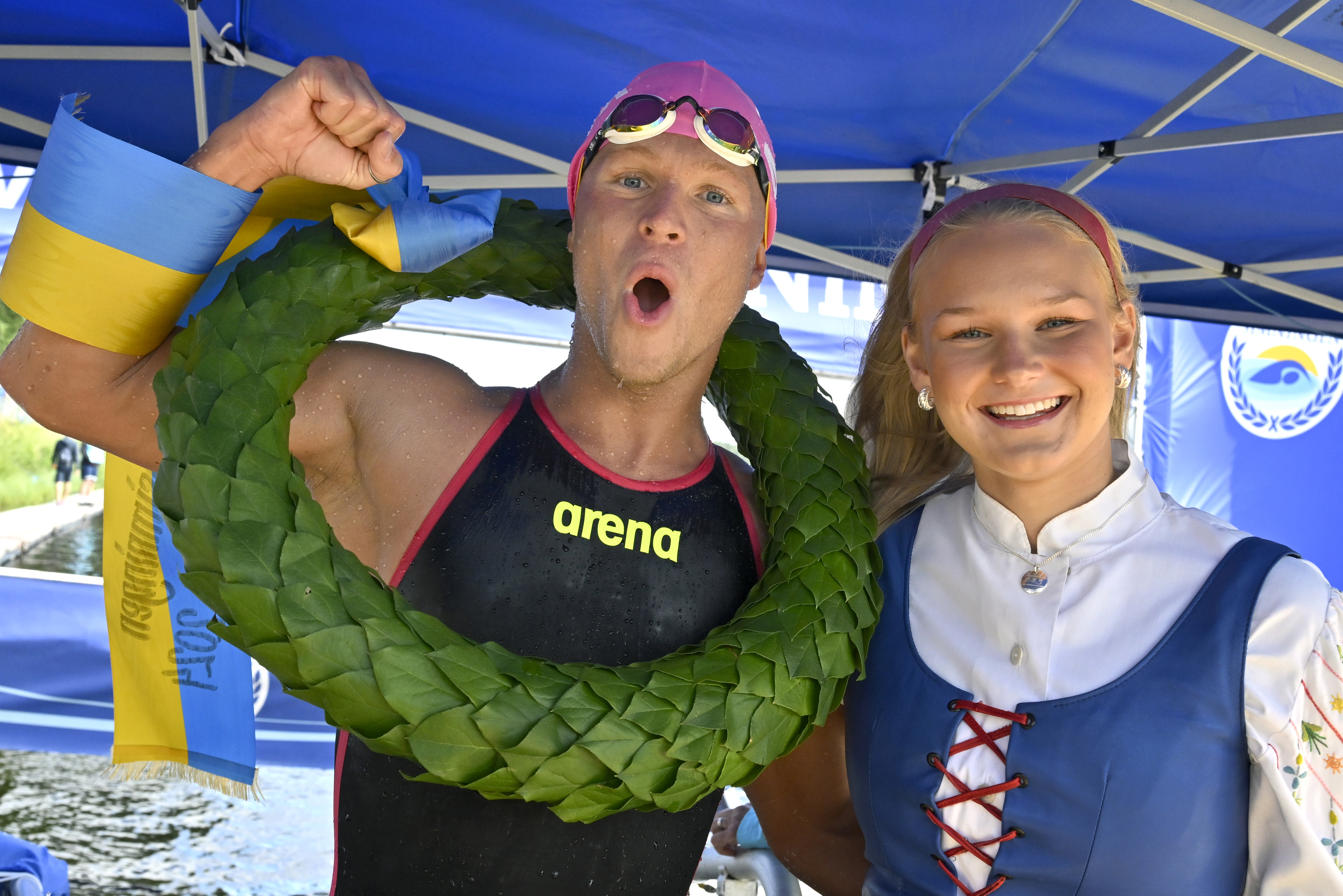 Victor Johansson jublade efter segern i Vansbrosimningen. Foto: ULF PALM/TT