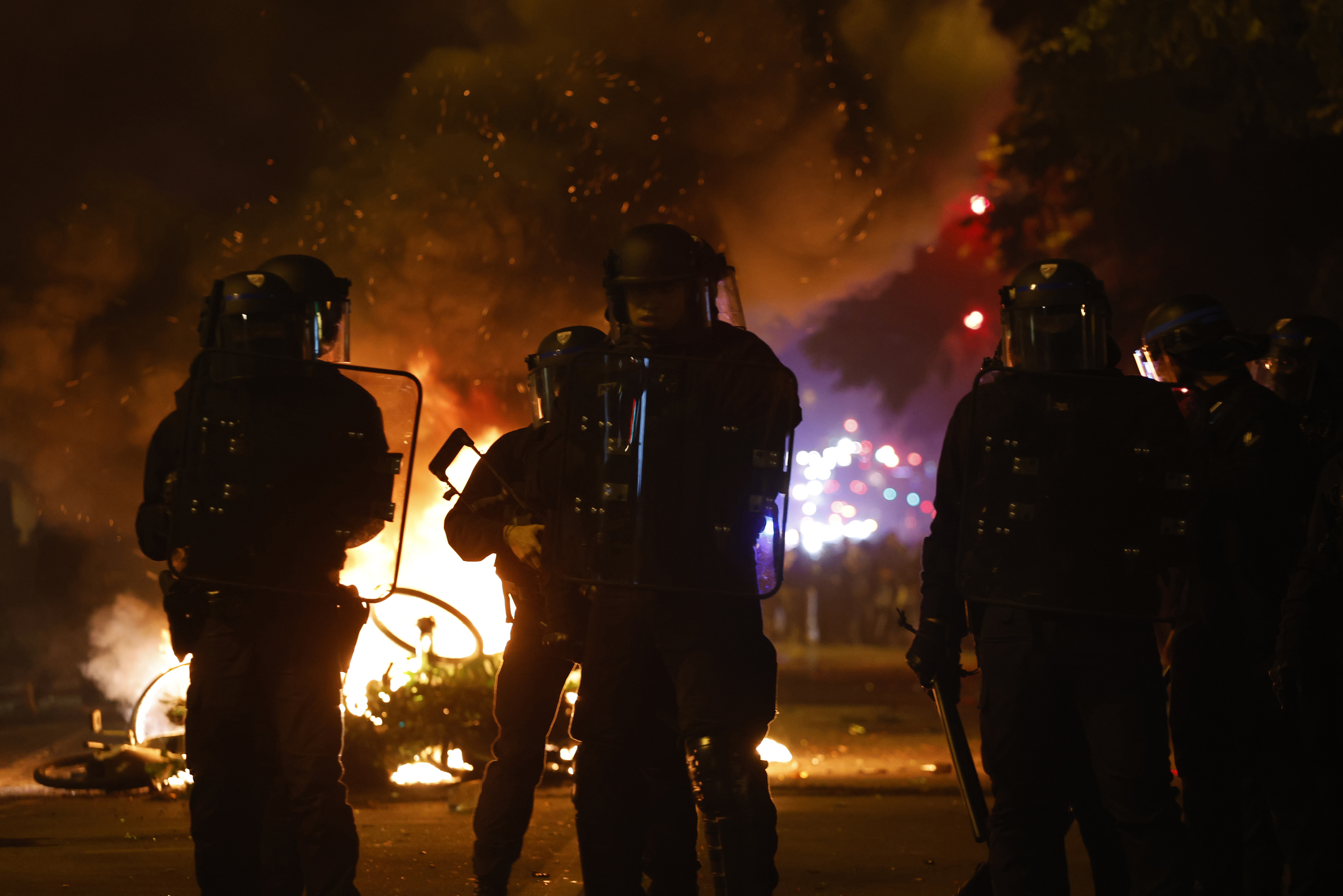 Polis på plats i anslutning till Place de la République i Paris. Foto: Aurelien Morissard/AP/TT