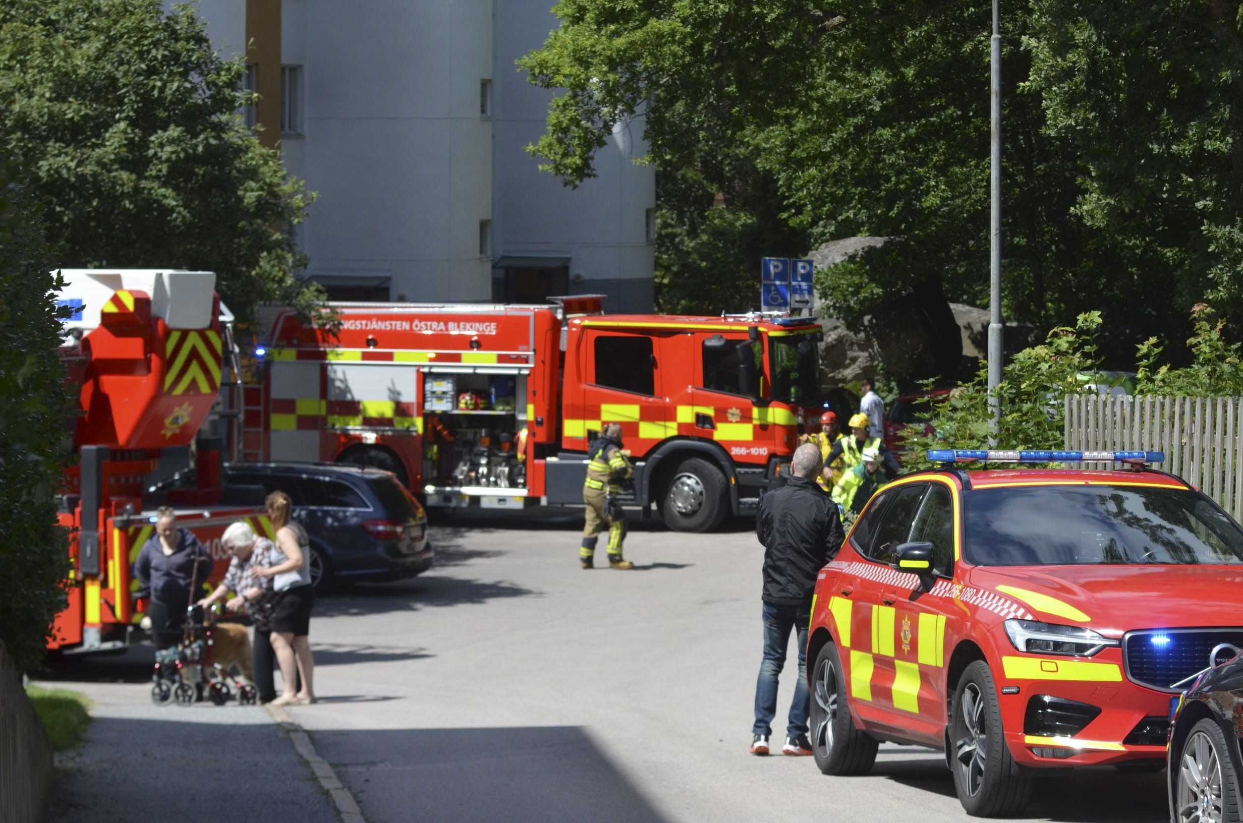 En kvinna och två barn har omkommit efter en lägenhetsbrand i Karlskrona. Foto: Isak Pettersson / TT