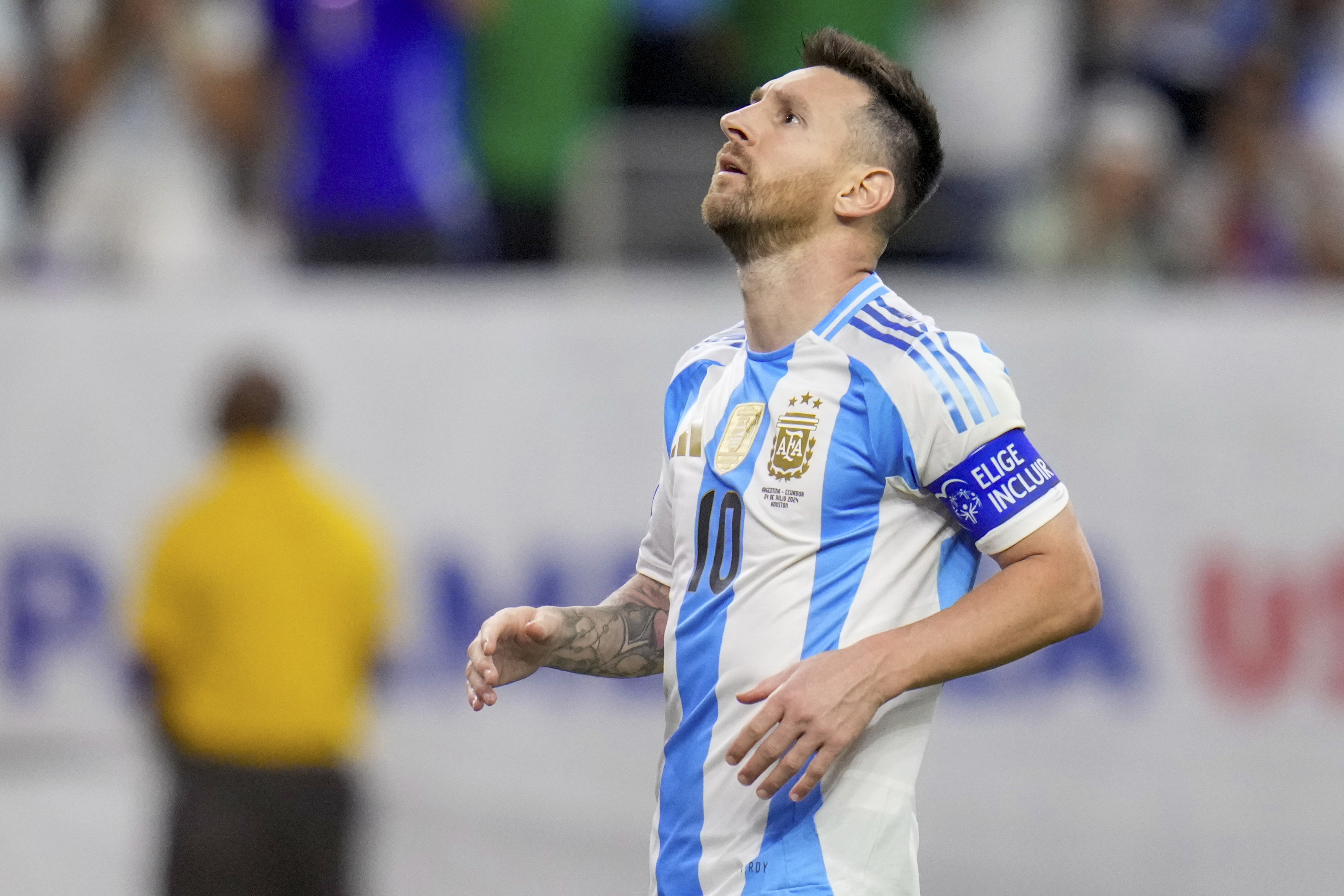 Lionel Messi, som dras med skadeproblem i högerbenet, kommer ändå att vara med i semifinalen mot Kanada i de Sydamerikanska mästerskapen. Foto: Julio Cortez/AP/TT