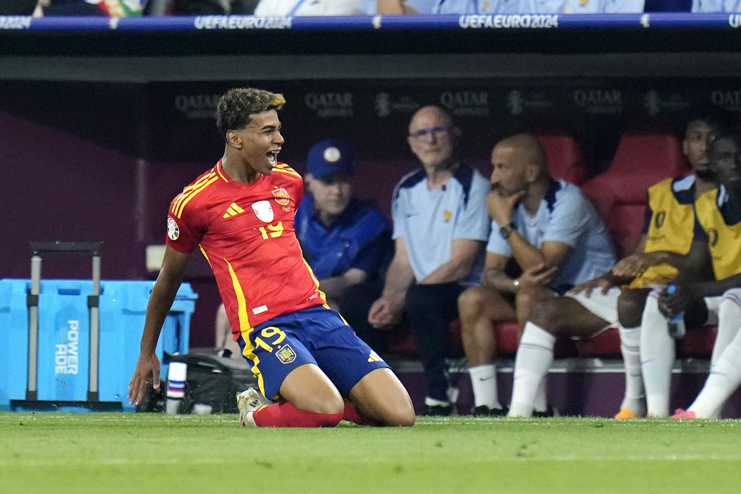 Lamine Yamal jublar efter att ha gjort 1–1 för Spanien – och samtidigt blivit den yngste målskytten någonsin i ett fotbolls-EM. Foto: Hassan Ammar/AP/TT