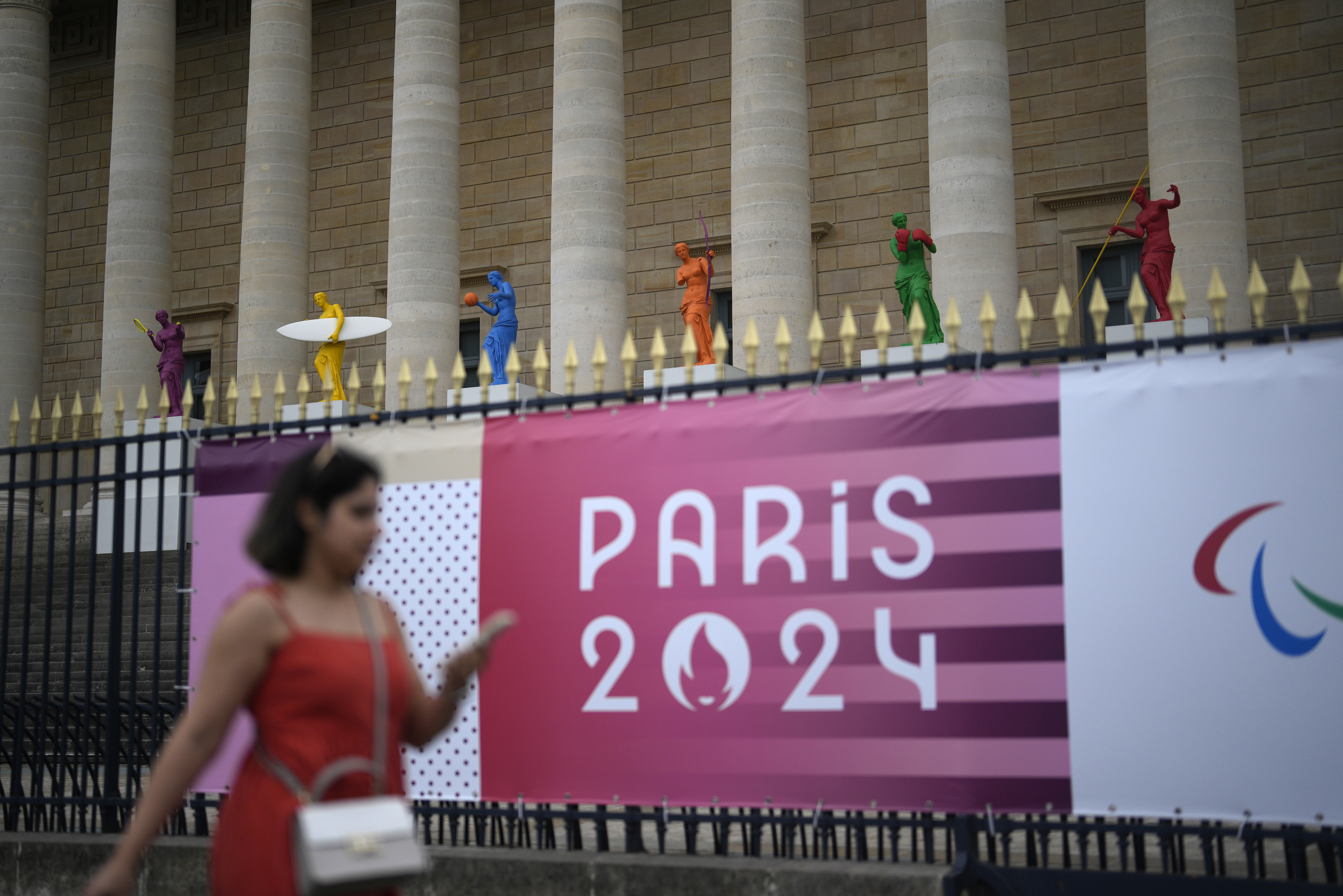 Vid parlamentsbyggnaden i Paris står statyer med OS-anknytning. Foto: Thibault Camus/AP/TT