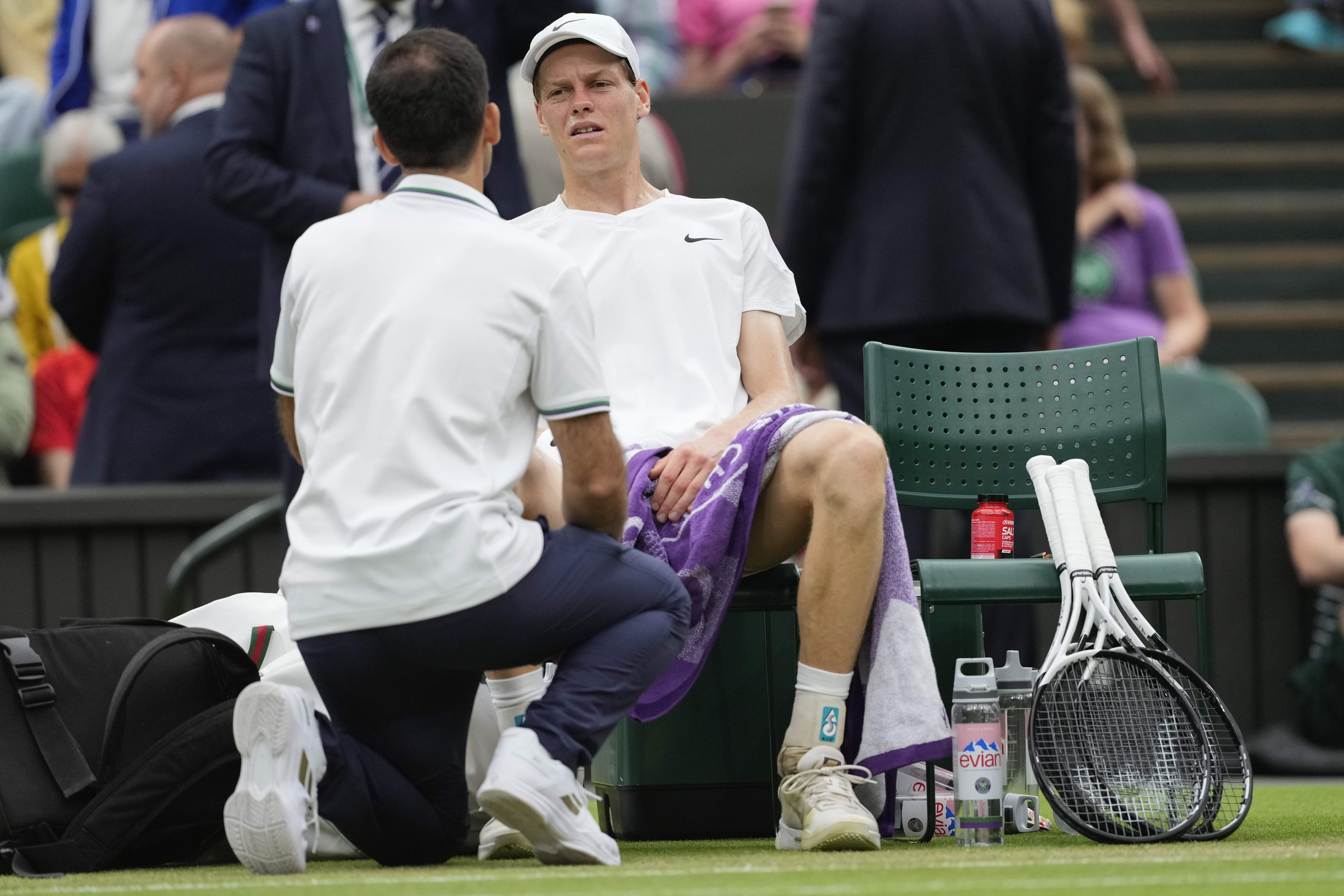 Jannik Sinner fick tillkalla läkare under kvartsfinalen mot Daniil Medvedev. Foto: Alberto Pezzali/AP/TT