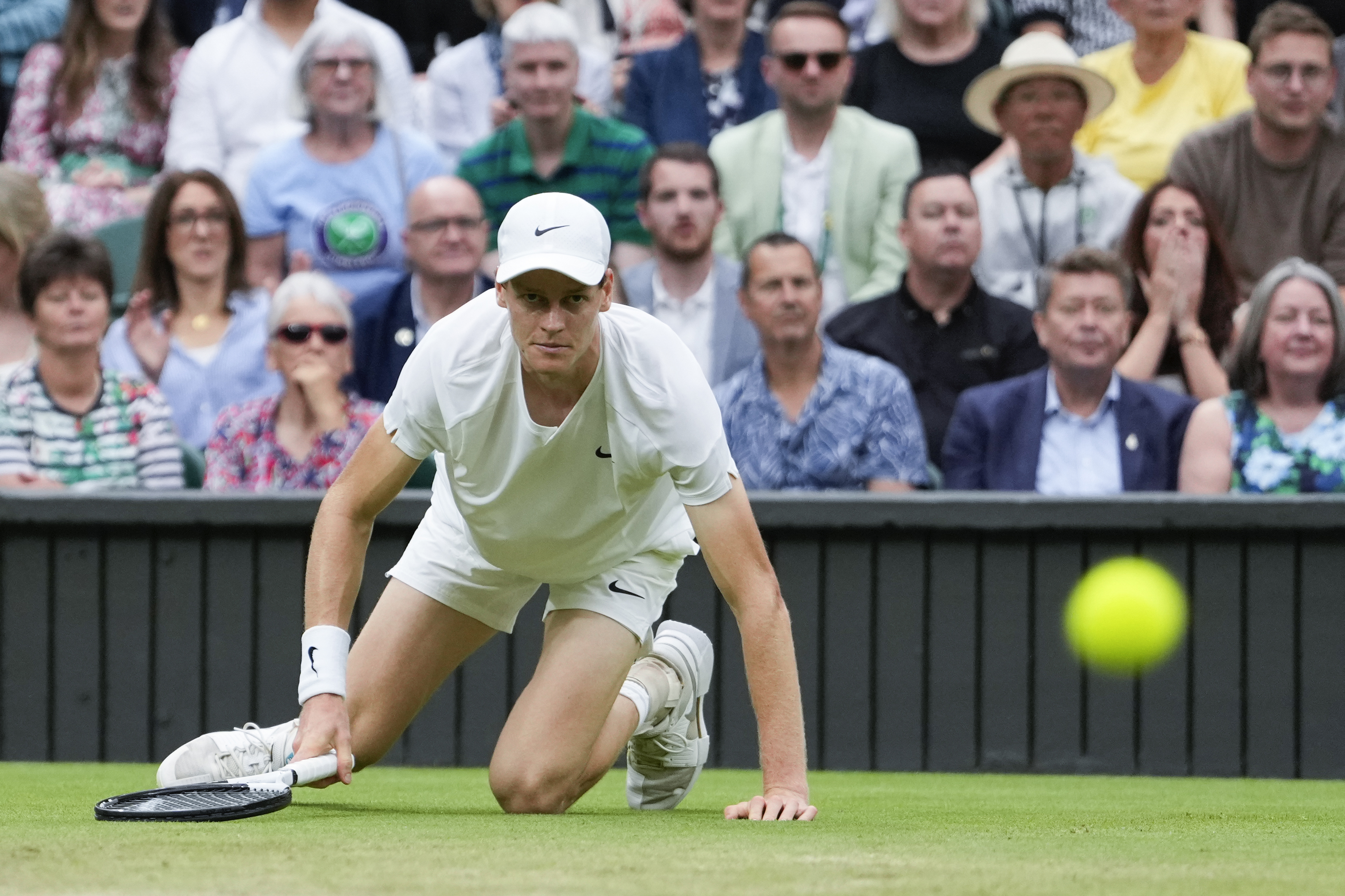 Jannik Sinner har slitit under Wimbledon och behöver dra sig ur Båstadstennisen. Foto: Alberto Pezzali/AP/TT
