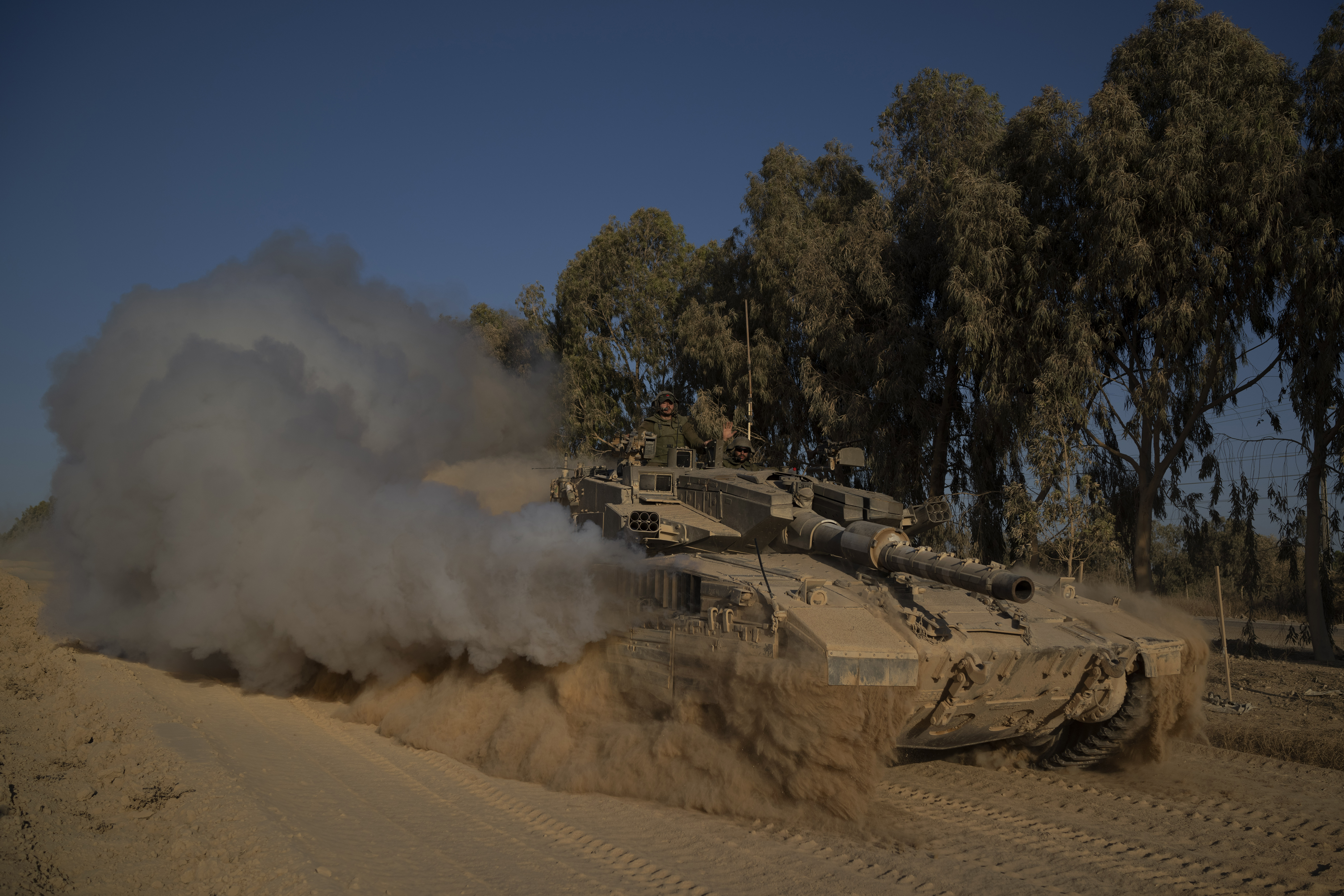 Israeliska soldater nära gränsen mot Gaza. Bild från 8 juli 2024. Foto: Leo Correa/AP/TT