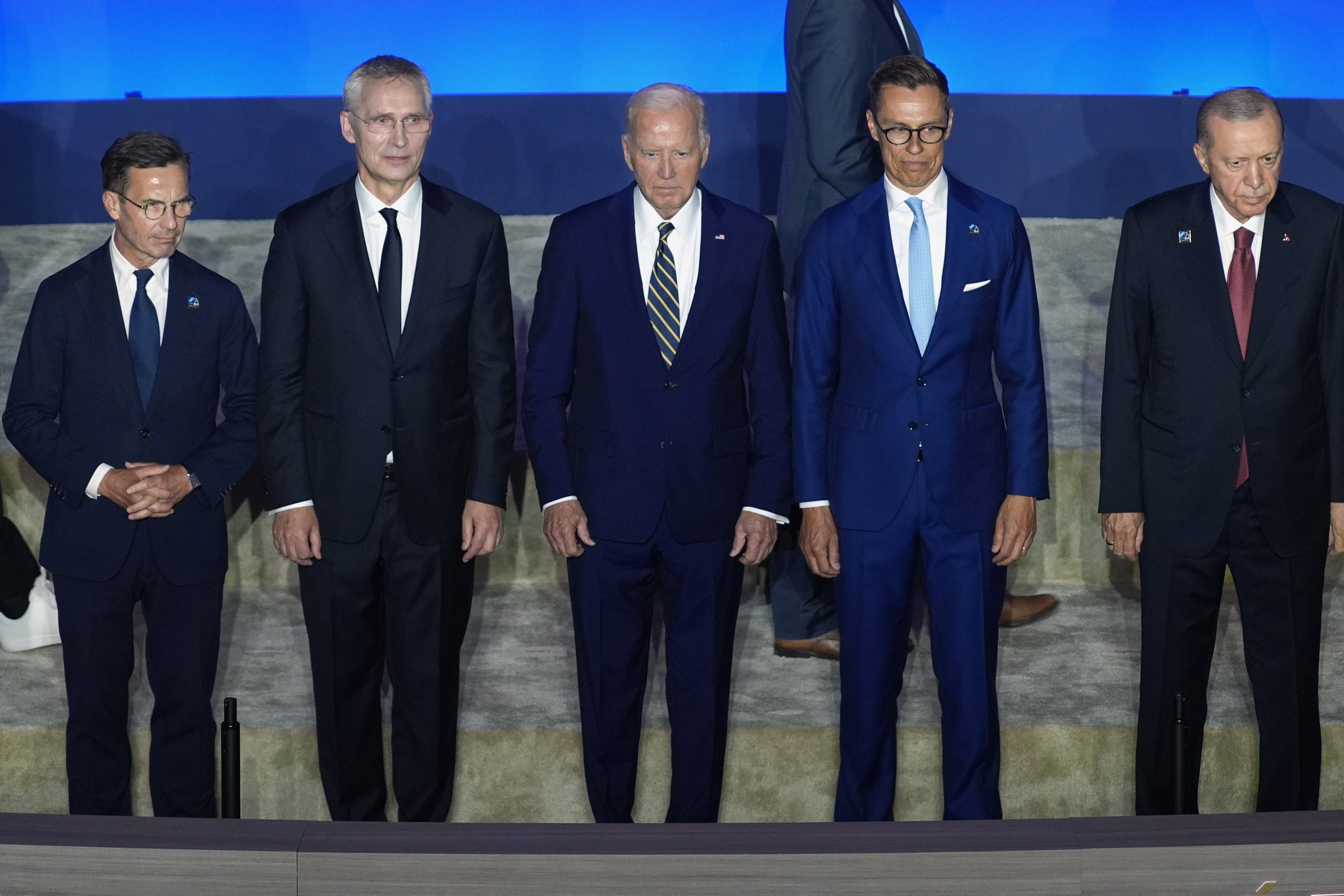 Sveriges statsminister Ulf Kristersson (M), Natos generalsekreterare Jens Stoltenberg, USA:s president Joe Biden, Finlands president Alexander Stubb och Turkiets president Recep Tayyip Erdogan i Washington under tisdagskvällen. Foto: Evan Vucci/AP/TT
