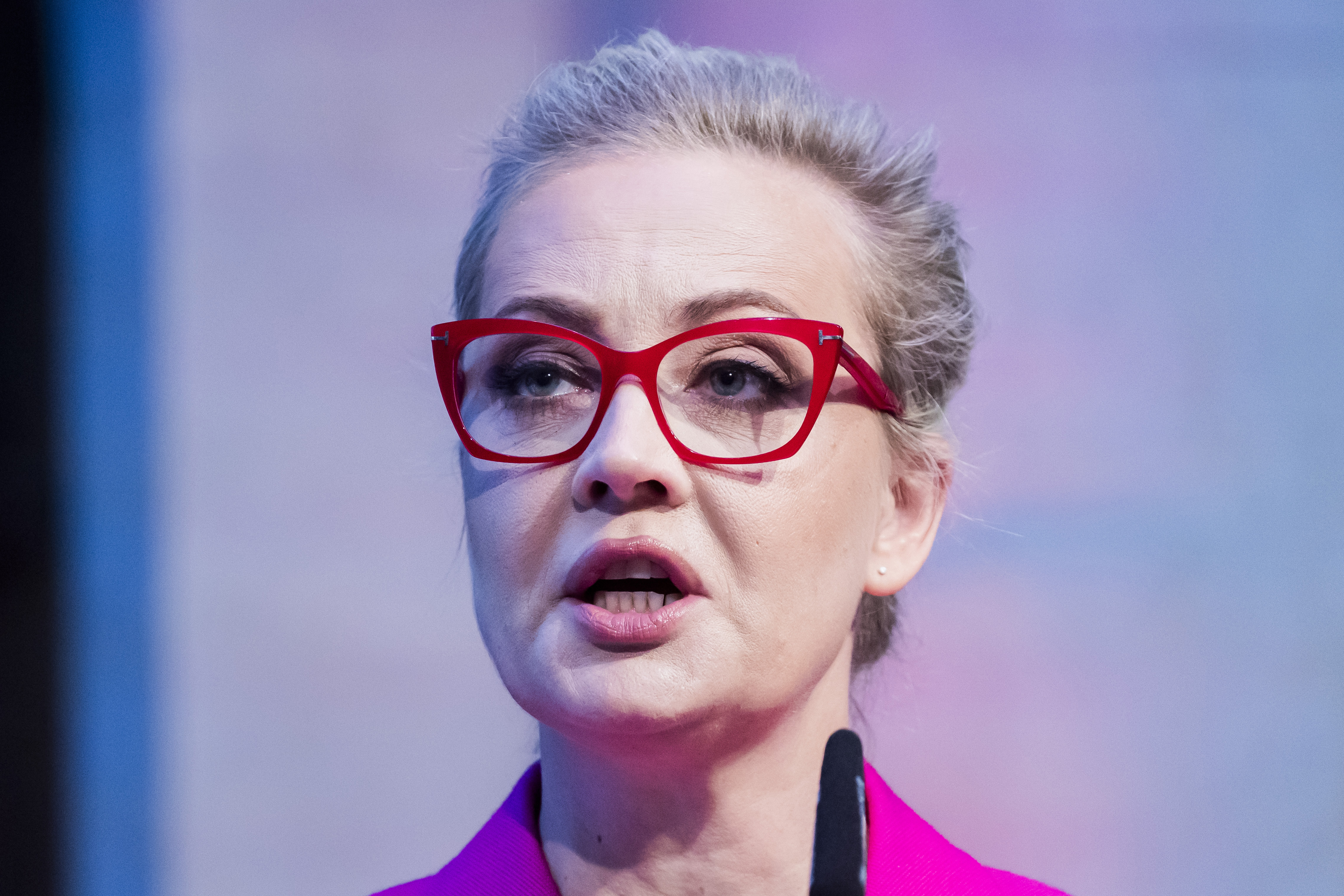 Julia Navalnaja håller tal i Berlin i juni. Efter maken Aleksej Navalnyjs död i februari har hon blivit en ledargestalt bland ryska oppositionella. Foto: Christoph Soeder/AP/TT