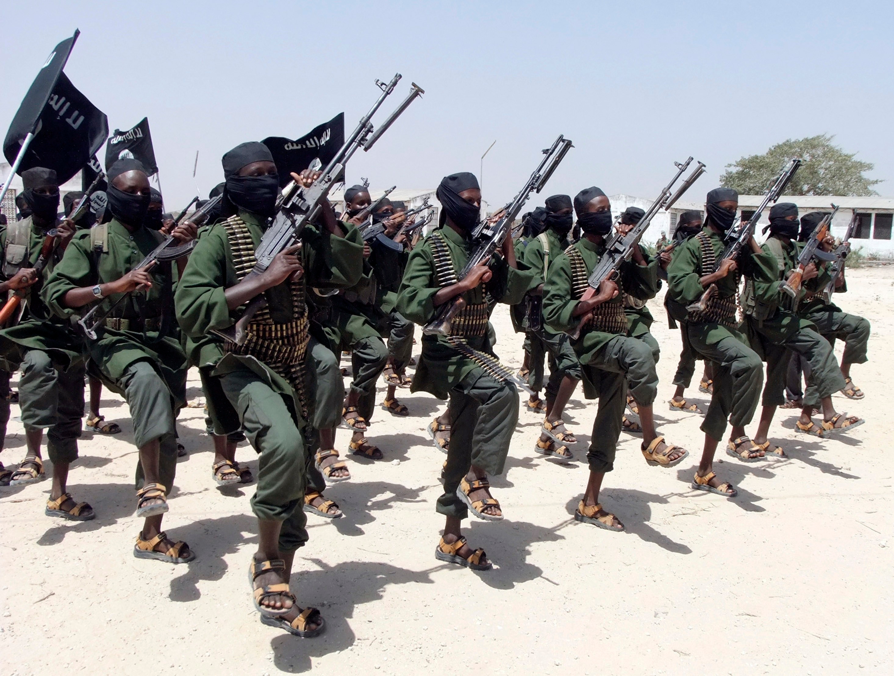 Nyblivna medlemmar i al-Shabaab genomför militärövningar. Arkivbild. Foto: Farah Abdi Warsameh/AP/TT