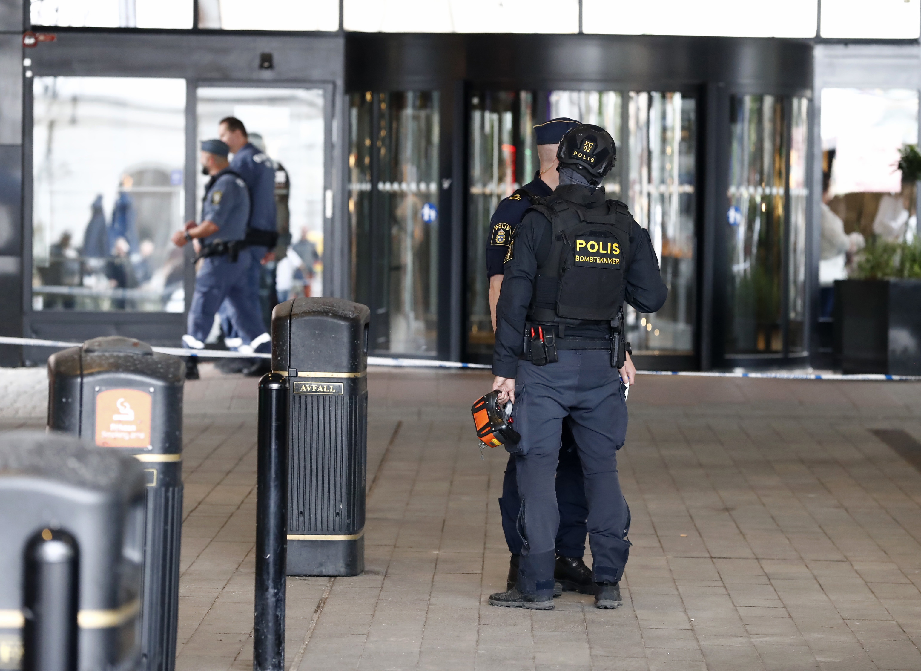 Två personer häktas efter bomblarm på Stockholms Centralstation. Foto: Mickan Mörk/TT