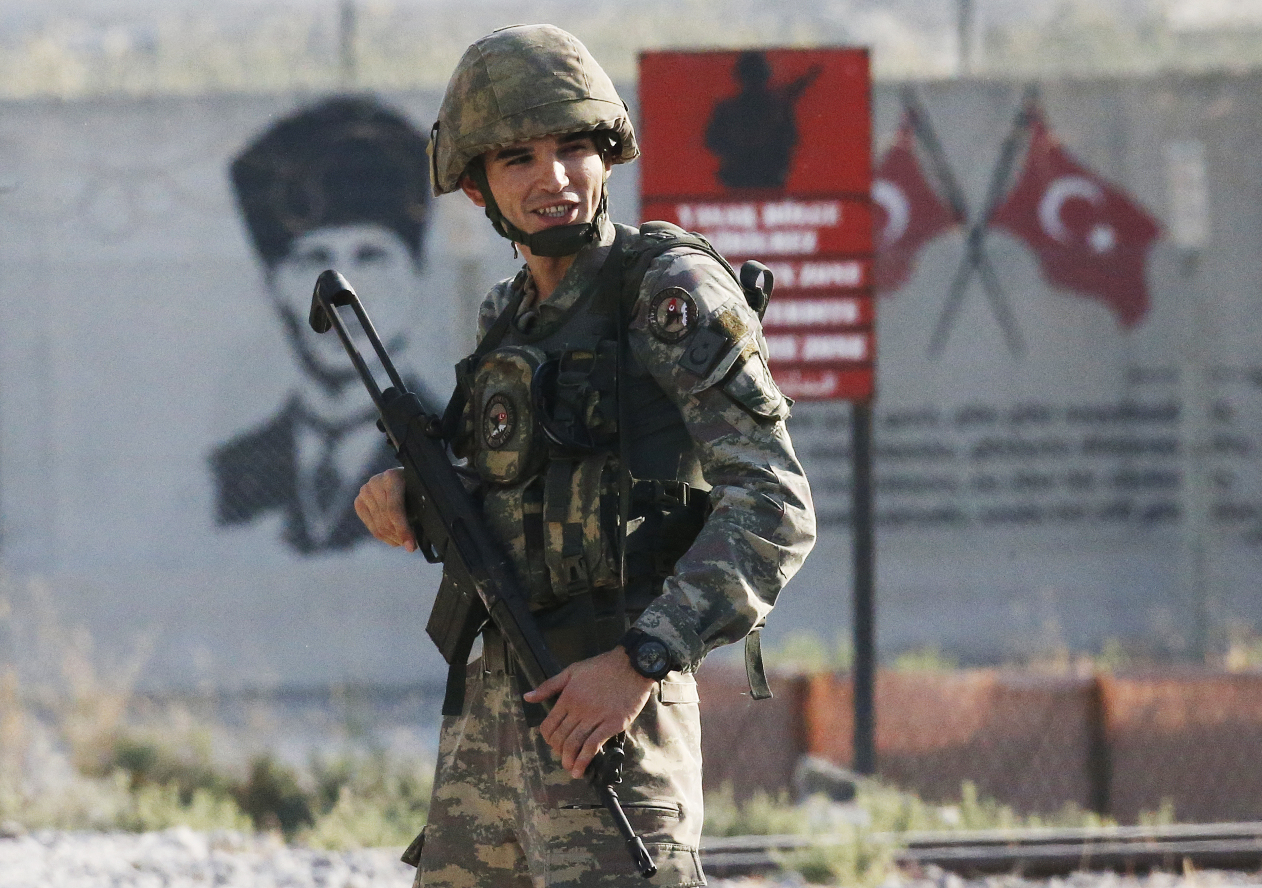 En turkisk soldat bevakar gränsen mot Syrien. Arkivbild. Foto: Lefteris Pitarakis/AP/TT