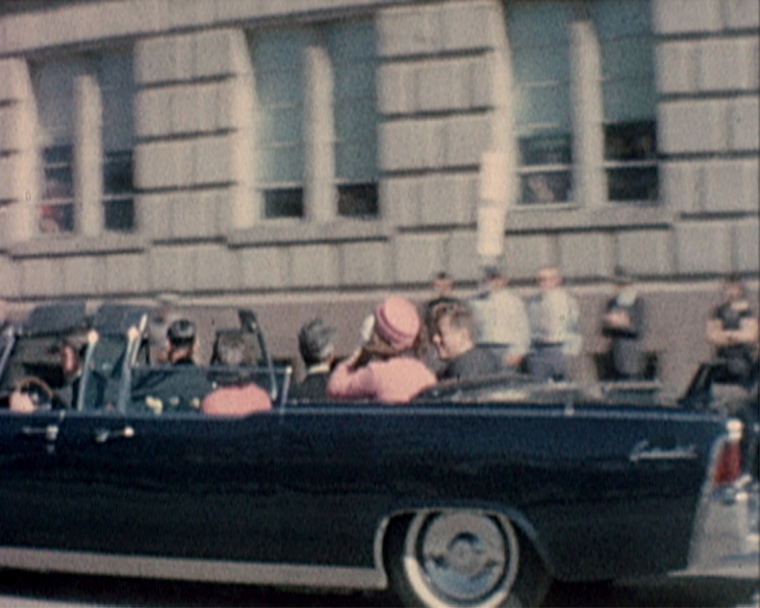 President John F Kennedy och hans fru Jackie Kennedy strax innan presidenten skjuts till döds i Dallas 1963. Arkivbild. Foto: AP/TT
