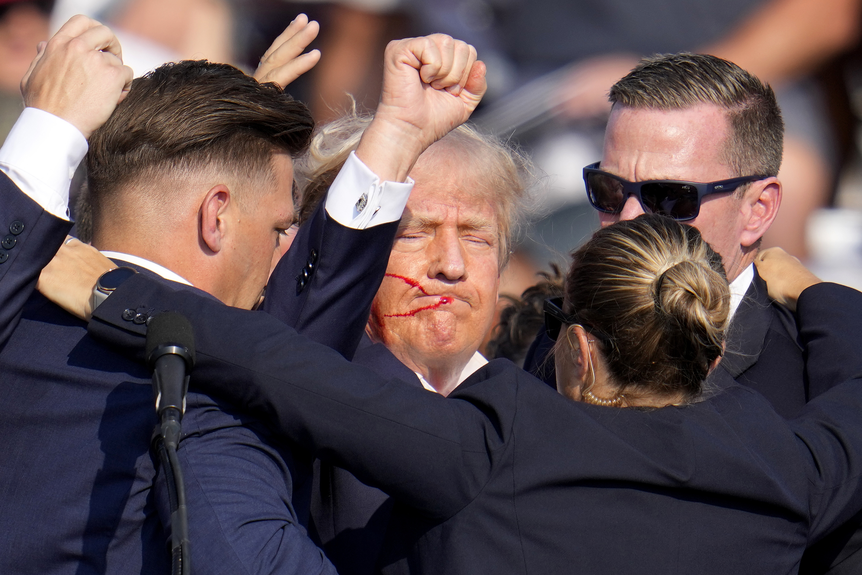 Den republikanske presidentkandidaten Donald Trump skottskadades under ett kampanjmöte i delstaten Pennsylvania på lördagen. Foto: Gene J Puskar/AP/TT