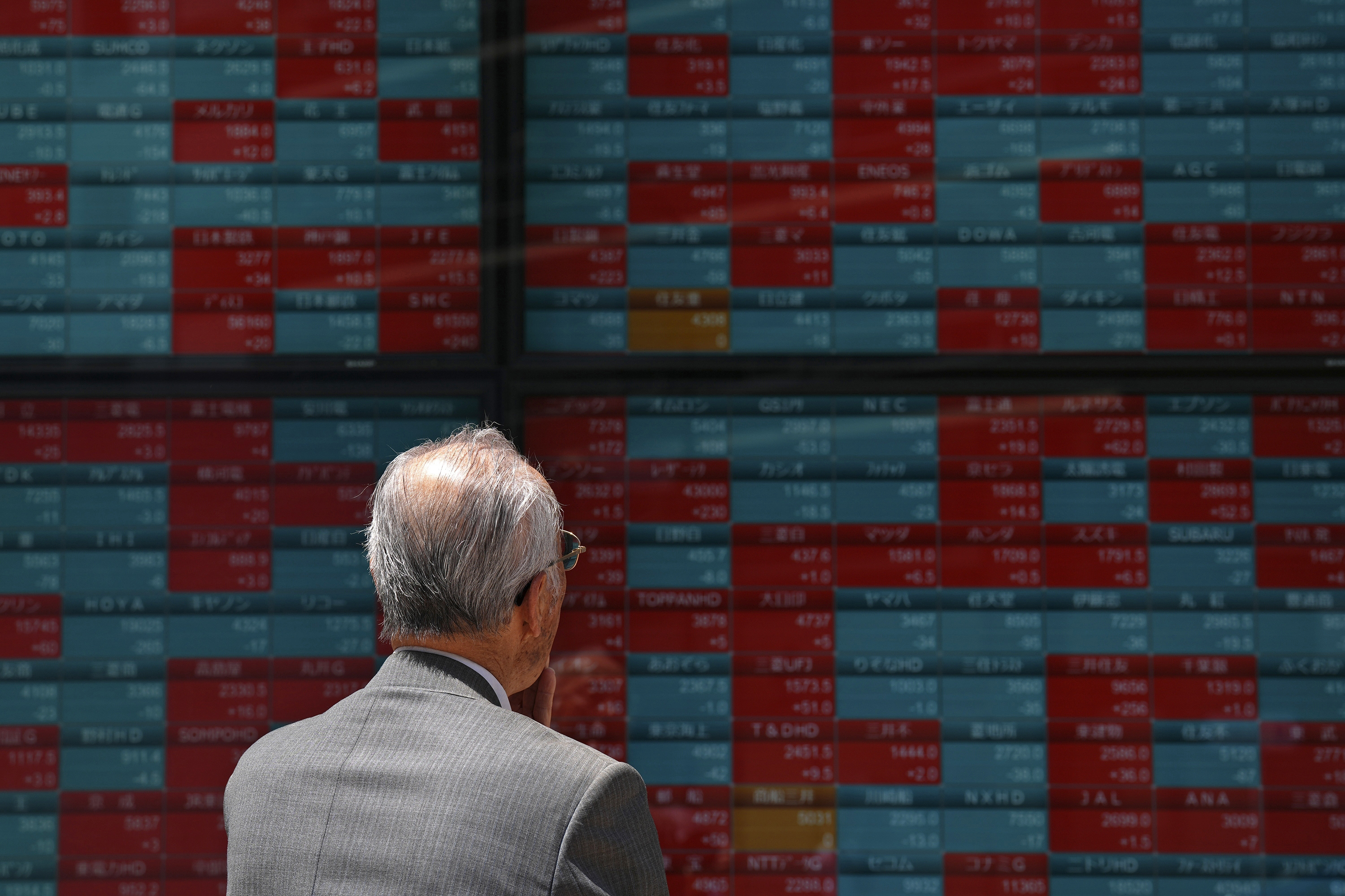 Flera av de ledande Asienbörserna backade i den tidiga måndagshandeln. Arkivbild. Foto: Eugene Hoshiko/AP/TT