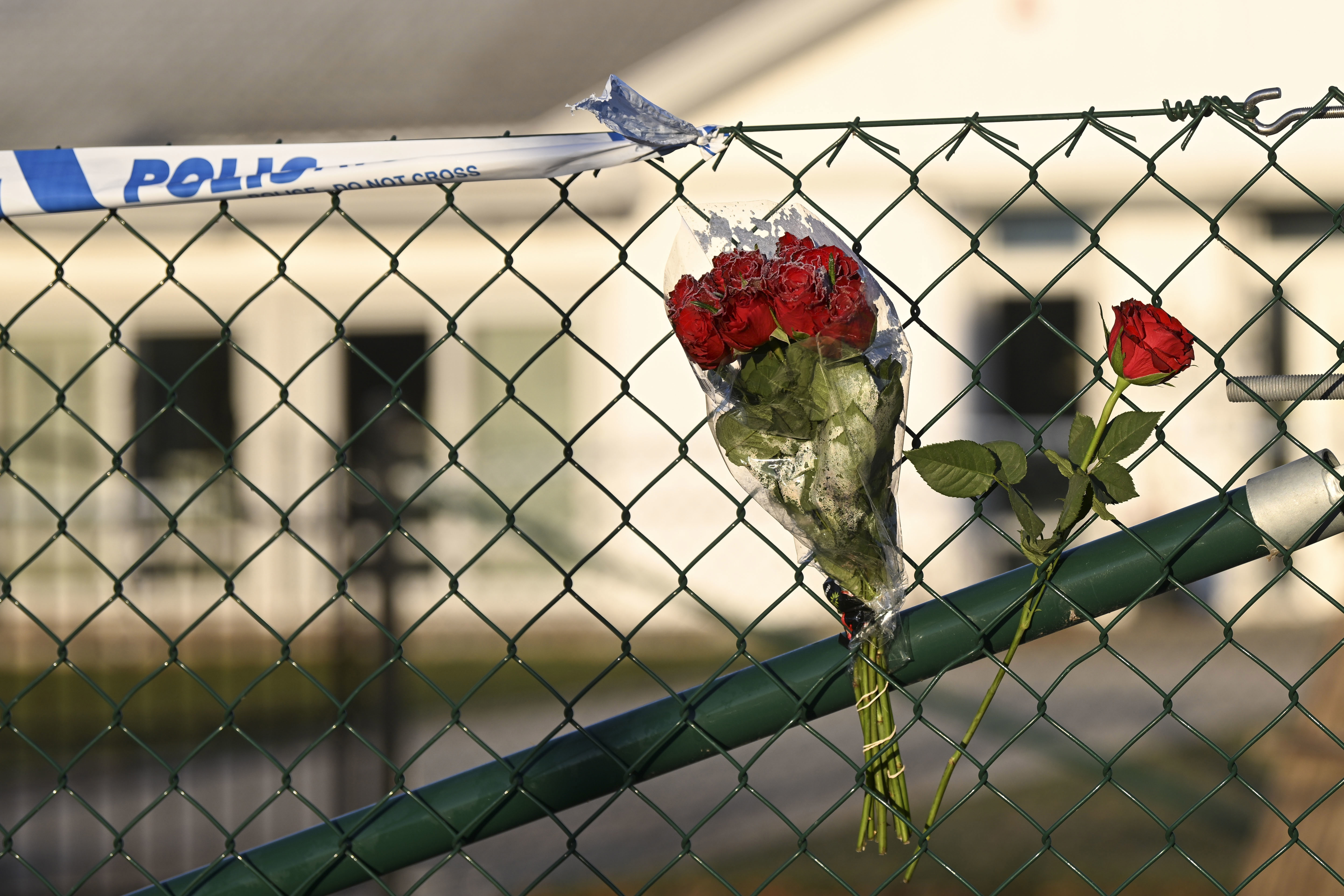 Blommor utanför vårdboendet i Enköping där en ung kvinna i personalen mördades i november 2022. Foto: Fredrik Sandberg/TT