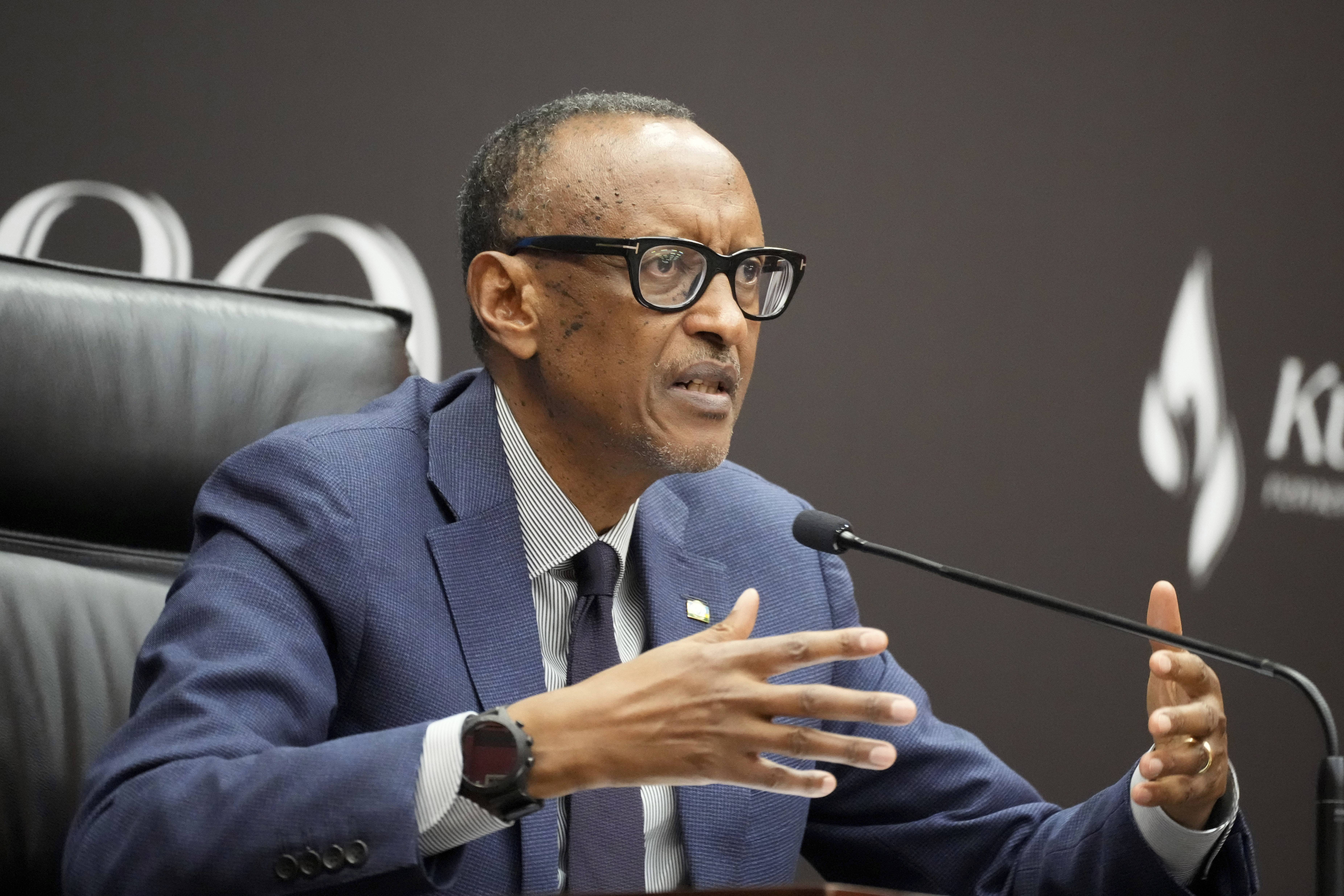 Rwandas president Paul Kagame pratar på en presskonferens i Kigali tidigare i år. I våras högtidlighölls minnet av folkmordet 1994, då fler än 800|000 främst tutsier dödades av hutunationalistiska miliser. Foto: Brian Inganga/AP/TT
