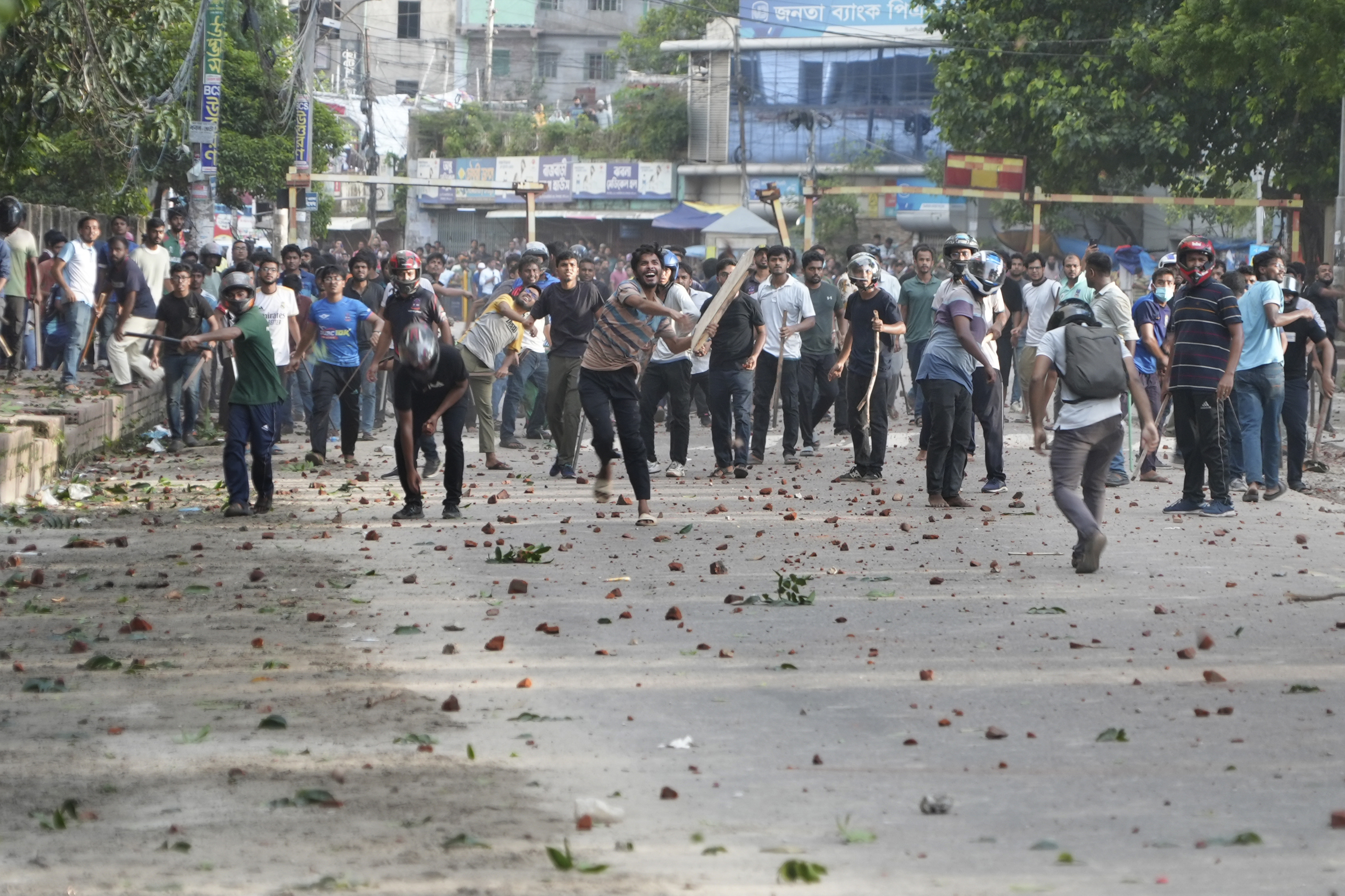 Stora demonstrationer mot Bangladesh kvotsystem för regeringsjobb har resulterat i flera hundra skadade i huvudstaden Dhaka. Foto: Al-emrun Garjon/AP/TT
