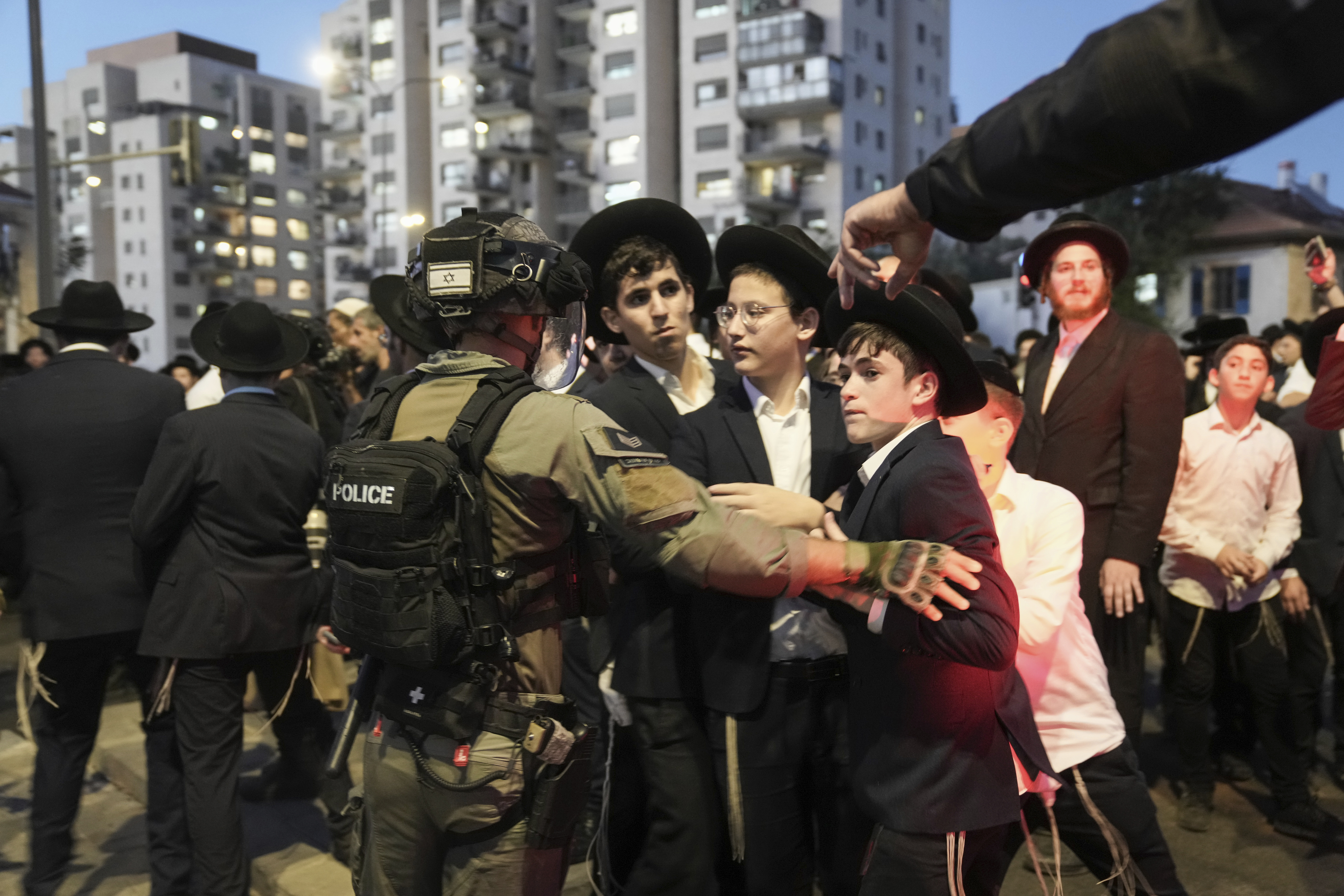 Ultraortodoxa judiska män i sammandrabbning med israelisk polis i protest mot att de ska kallas in till militären. Bild från 30 juni. Foto: Mahmoud Illean/AP/TT