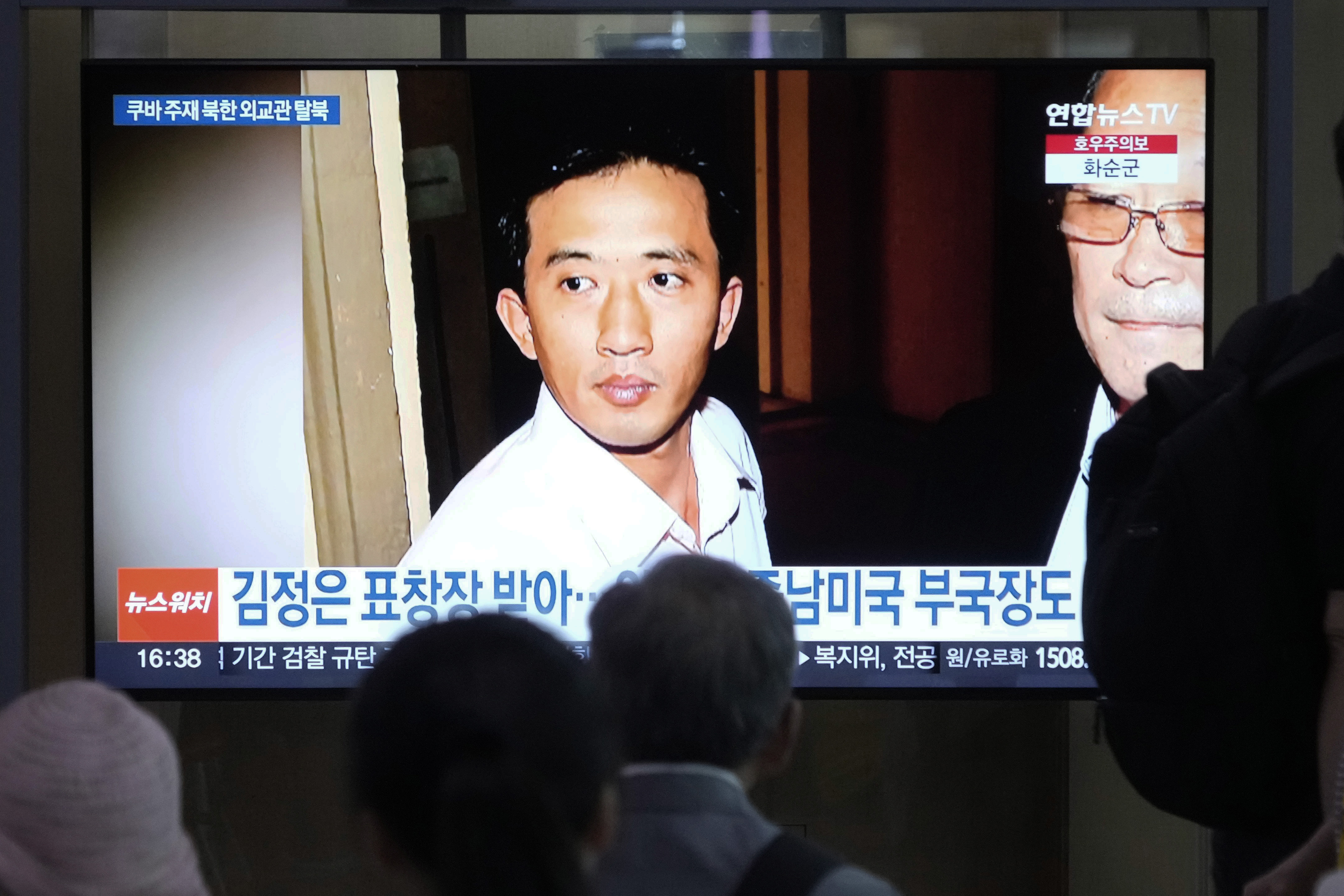 Avhopparen Ri Il Kyu syns i sydkoreansk tv. Foto: Ahn Young-Joon/AP/TT