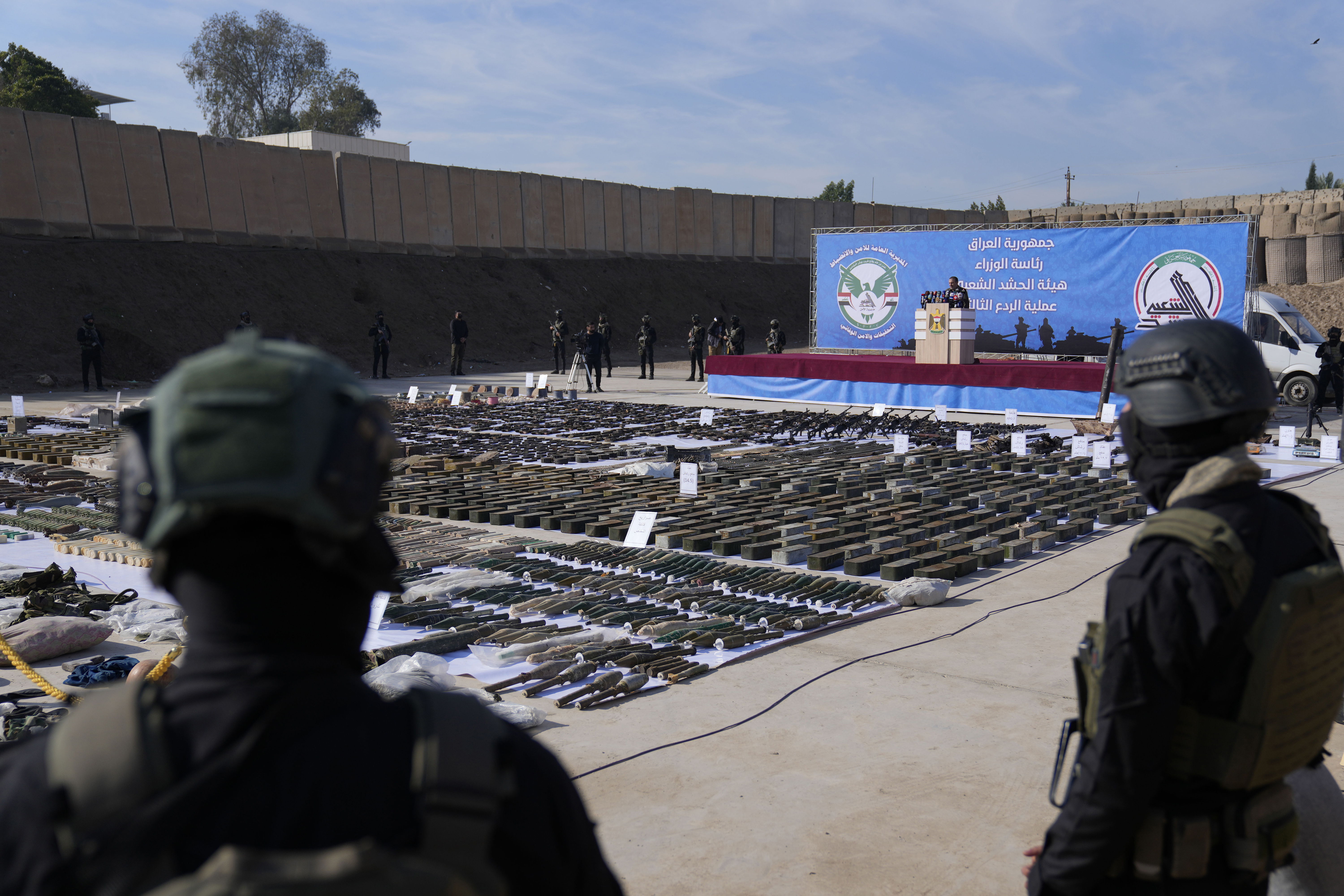 Den statsunderstödd milisgruppen PMF i Irak visar upp vapen som beslagtagits från IS-medlemmar i januari 2023. Foto: Hadi Mizban/AP/TT