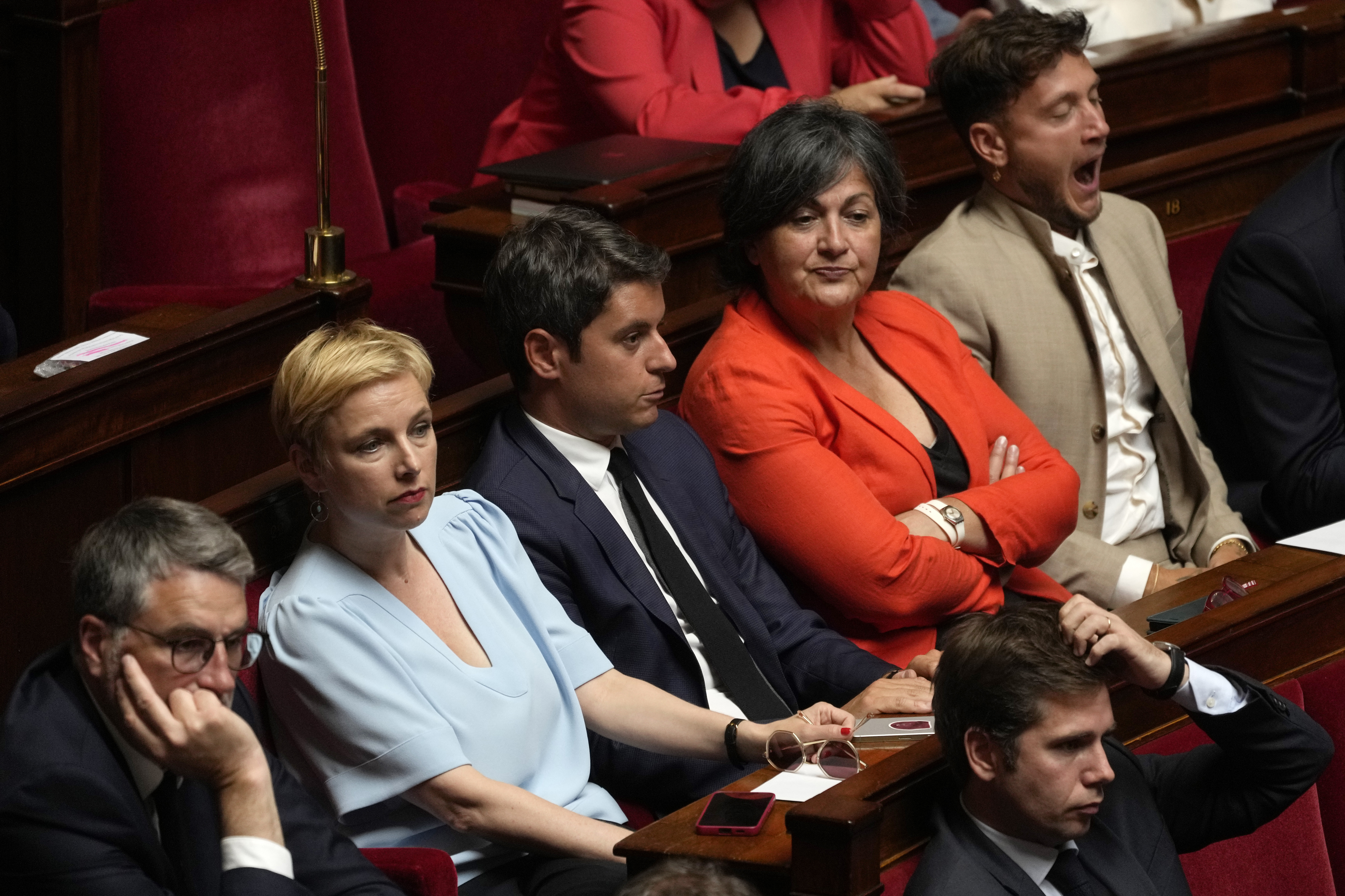 Frankrikes avgående premiärminister Gabriel Attal, i mitten, under torsdagens första sammanträde i det nya parlament som utsågs i valet den 7 juli. Foto: Michel Euler/AP/TT