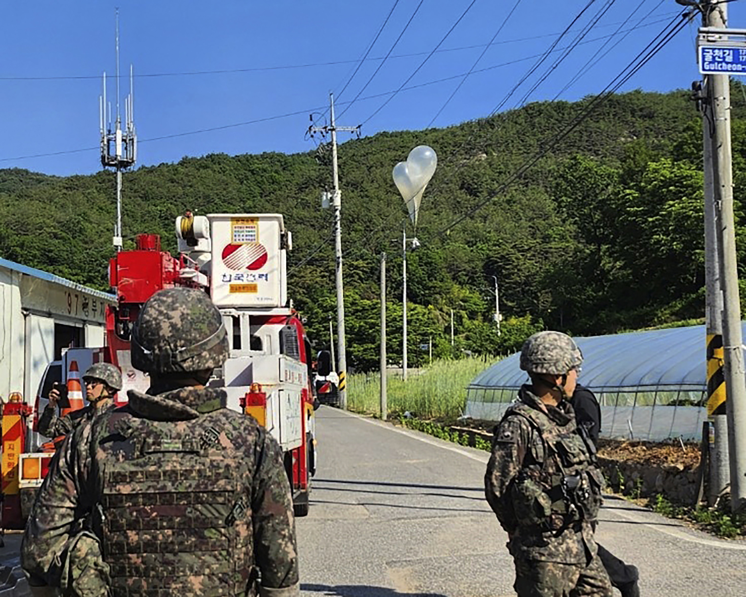 Över tusen skräpballongen har skickats från Nordkorea sedan maj. Foto: Joenbuk brandmyndighet/AP/TT