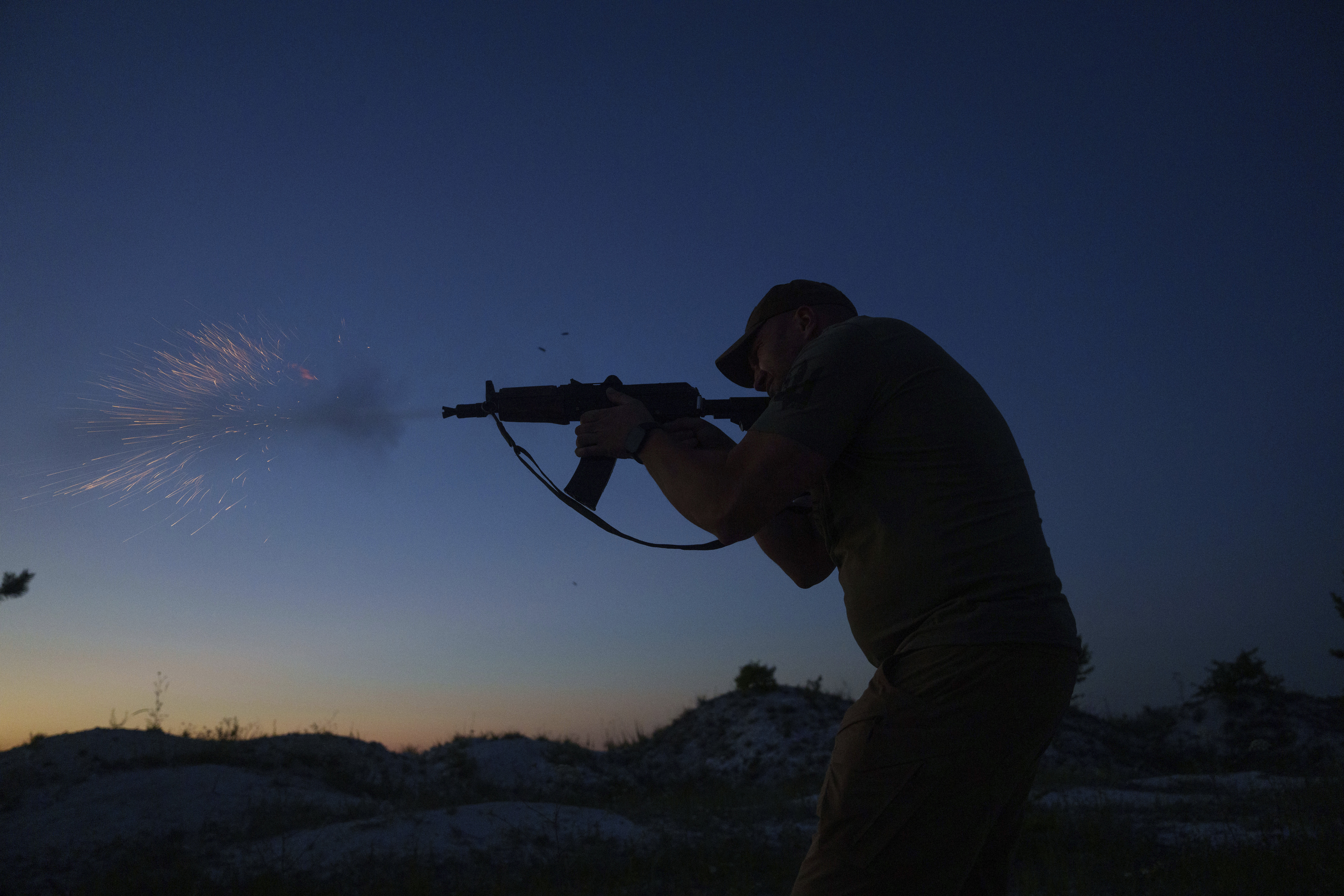 Ukrainsk militär som tränar i länet Donetsk. Bild från slutet av juni. Foto: Evgeniy Maloletka/AP/TT