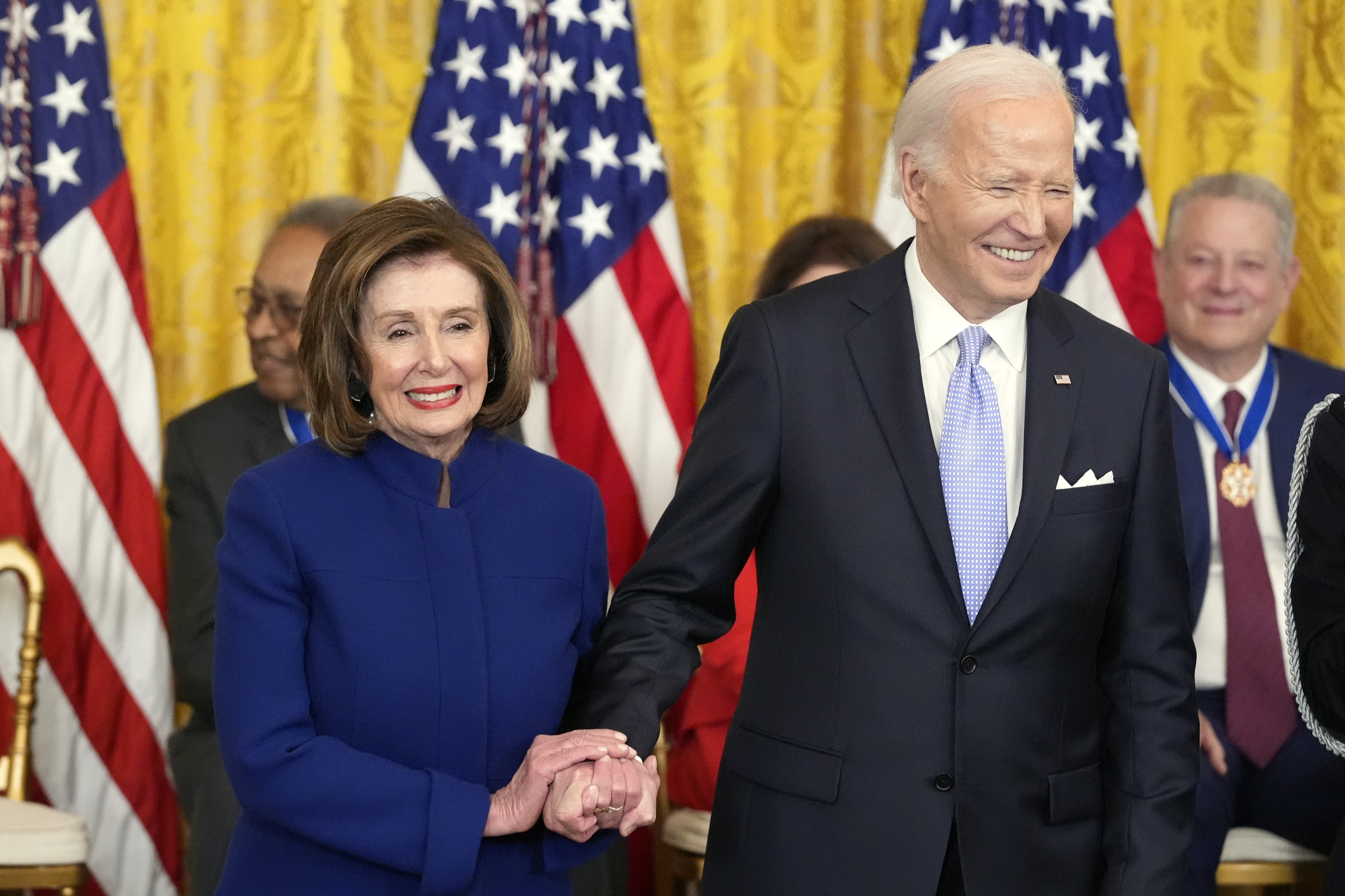 USA:s president Joe Biden och den tidigare talmannen i representanthuset, partikamraten Nancy Pelosi, vid en ceremoni Vita huset i maj. Arkivbild Foto: Alex BrandonAP/TT