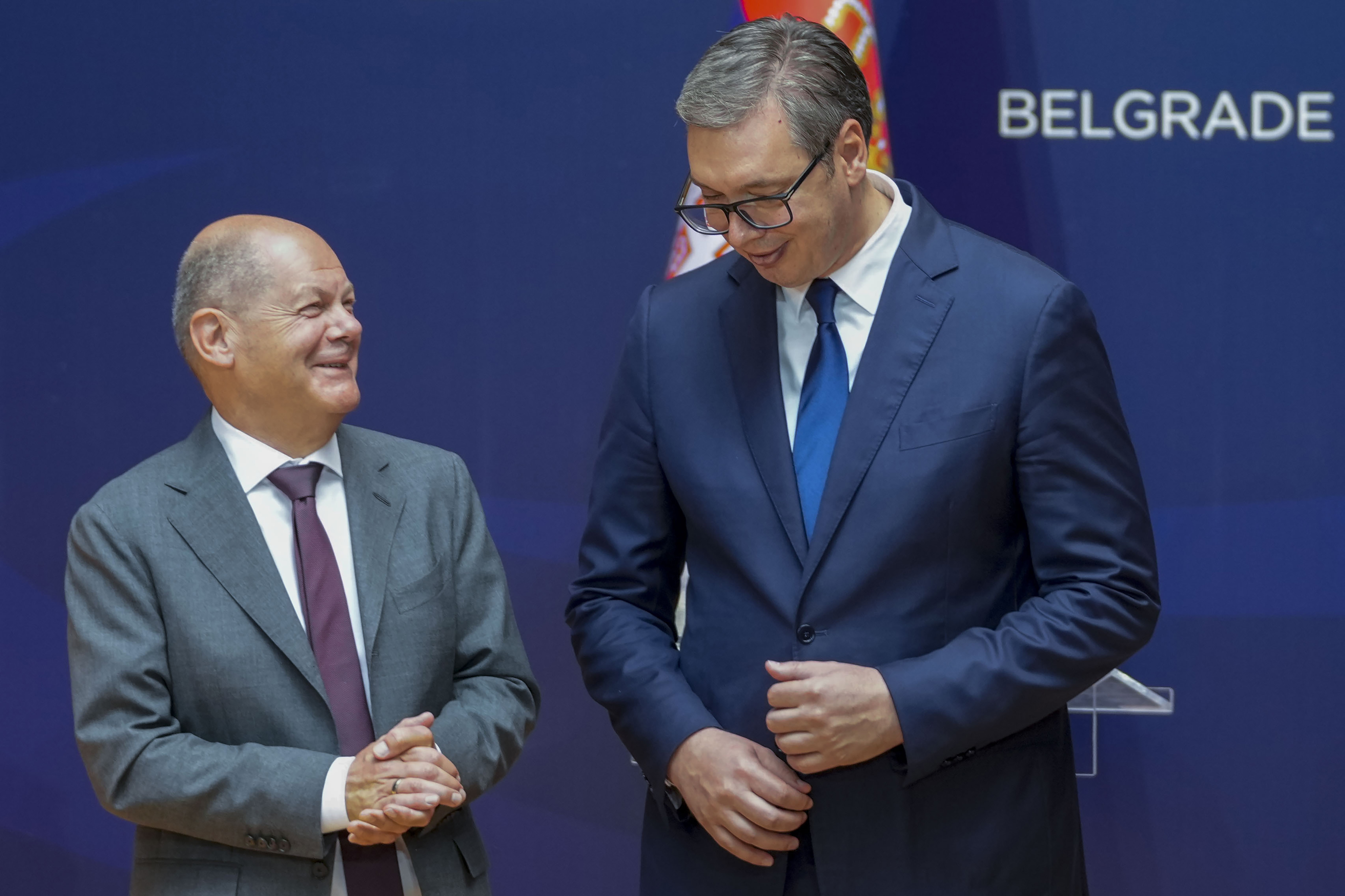 Tysklands förbundskansler Olaf Scholz tillsammans med Serbiens president Aleksandar Vucic i Belgrad på fredagen. Foto: Darko Vojinovic/AP/TT