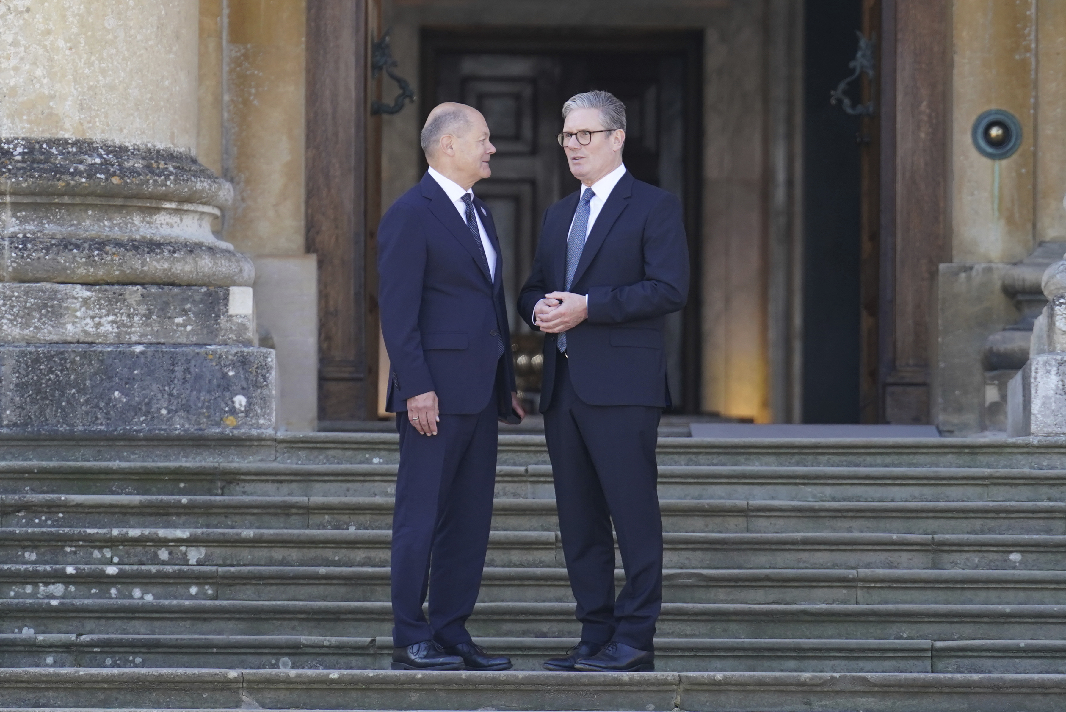 Tysklands förbundskansler Olaf Scholz, till vänster, och Storbritanniens premiärminister Keir Starmer under ett toppmöte utanför Oxford den 18 juli. Foto: Stefan Rousseau/AP/TT