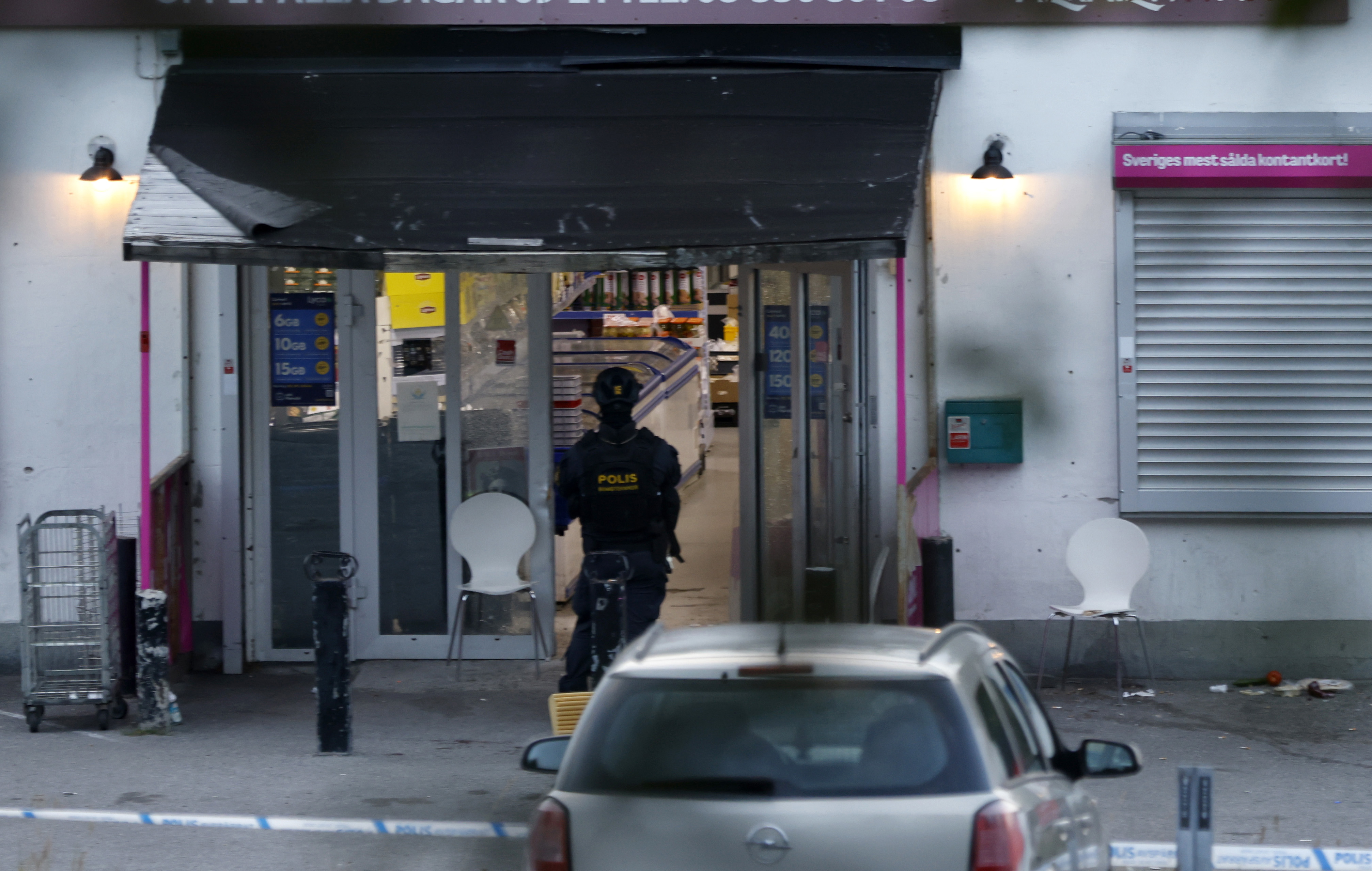 Polis och räddningstjänst på plats efter en explosion i en butik i Geneta i Södertälje på måndagskvällen. Foto: Mickan Mörk/TT