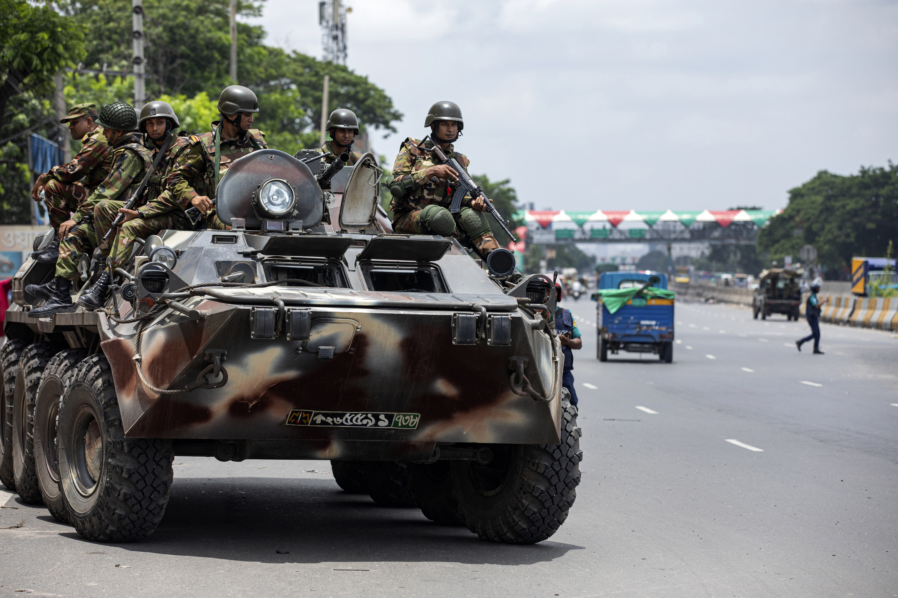 Militär patrullerar gatorna i huvudstaden Dhaka där utegångsförbud råder efter våldsamma studentprotester. Foto: Rajib Dhar/AP/TT